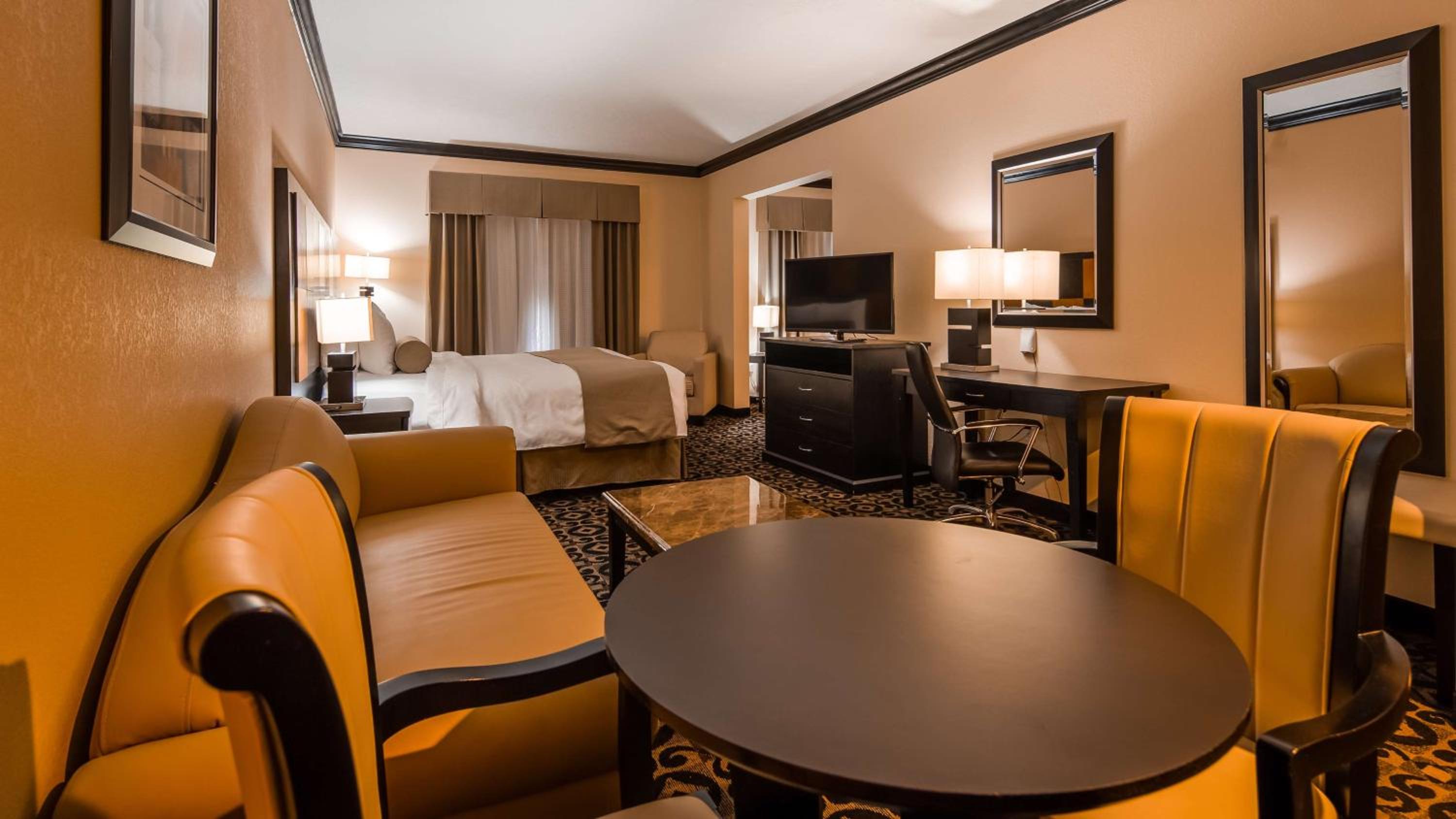 King Suite with Whirlpool - Non-Smoking photo 1