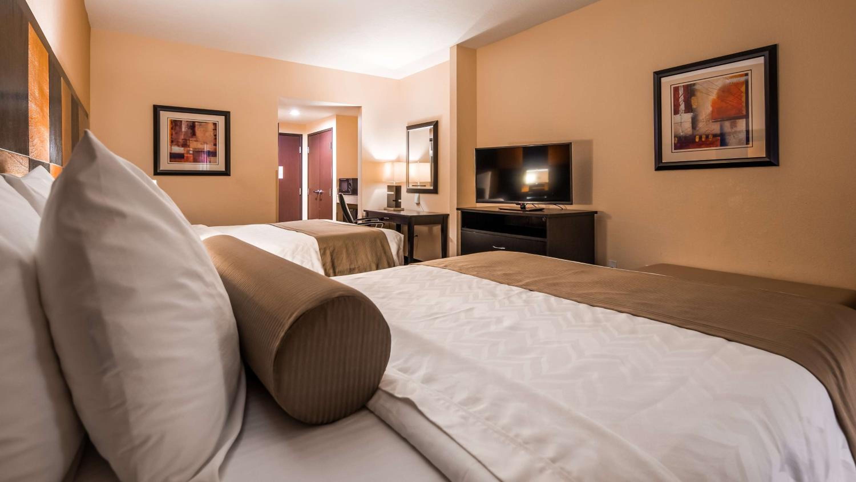 Queen Suite with Two Queen Beds photo 1