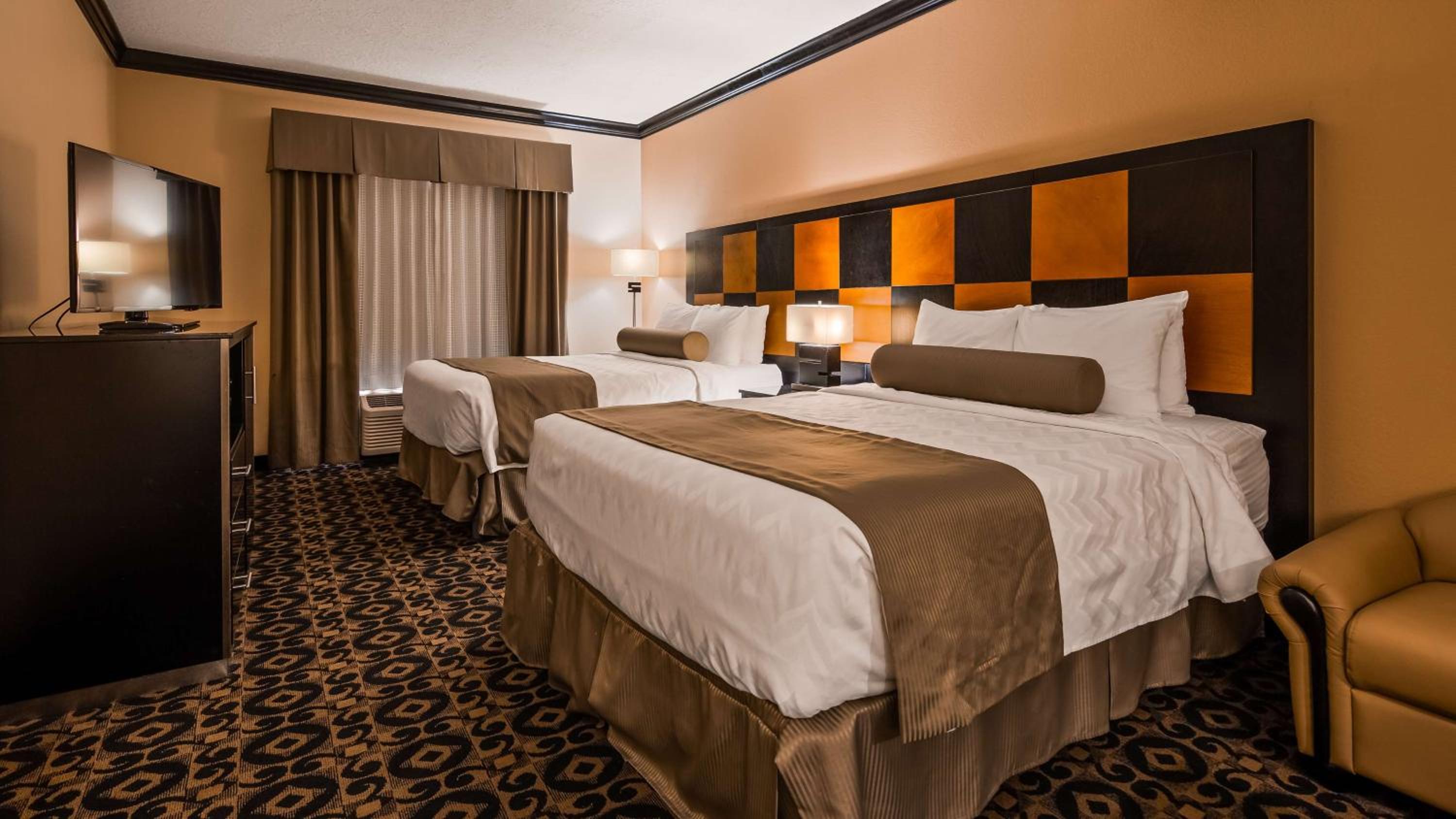 Queen Room with Two Queen Beds photo 1