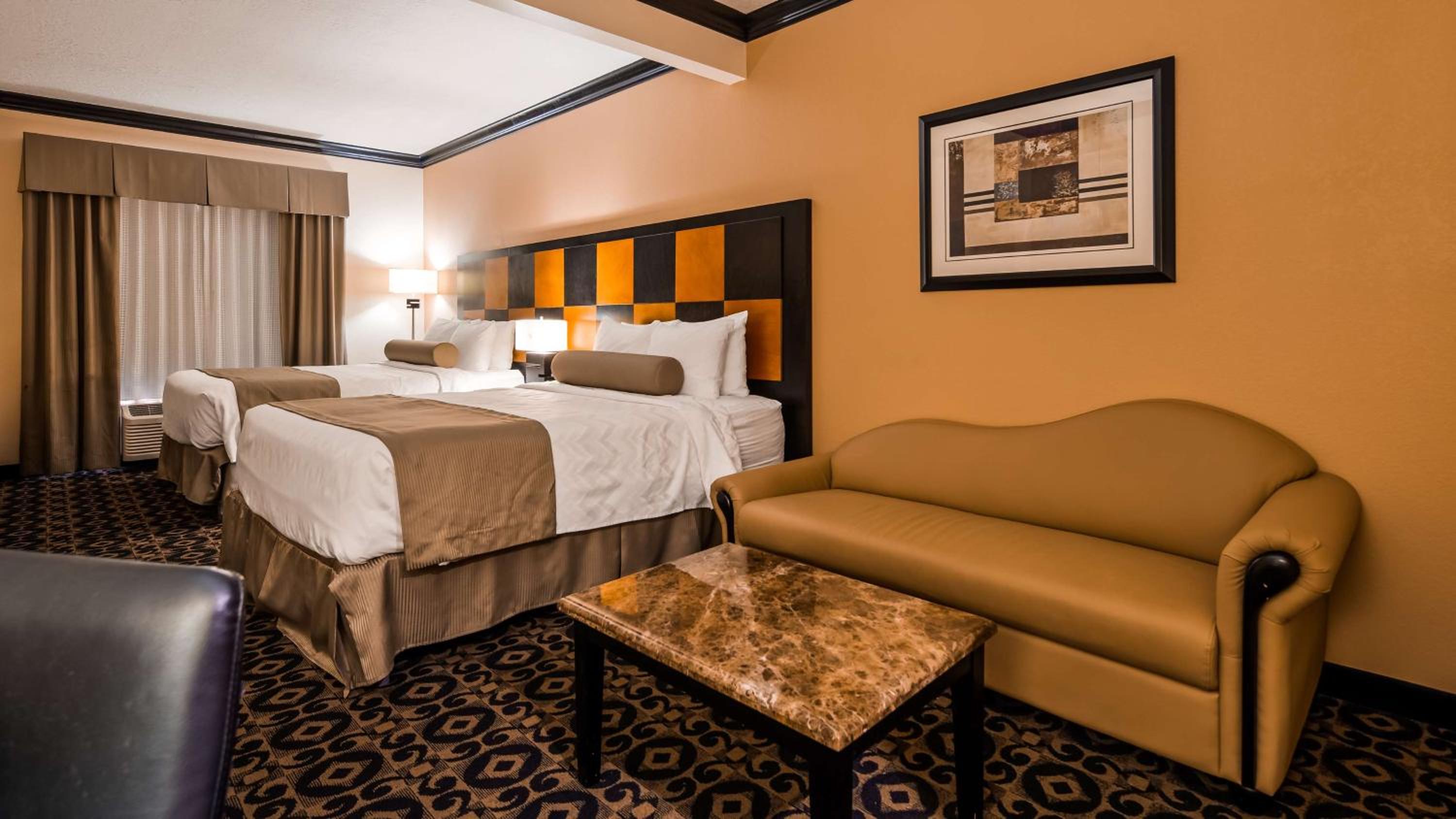 Queen Room with Two Queen Beds photo 2