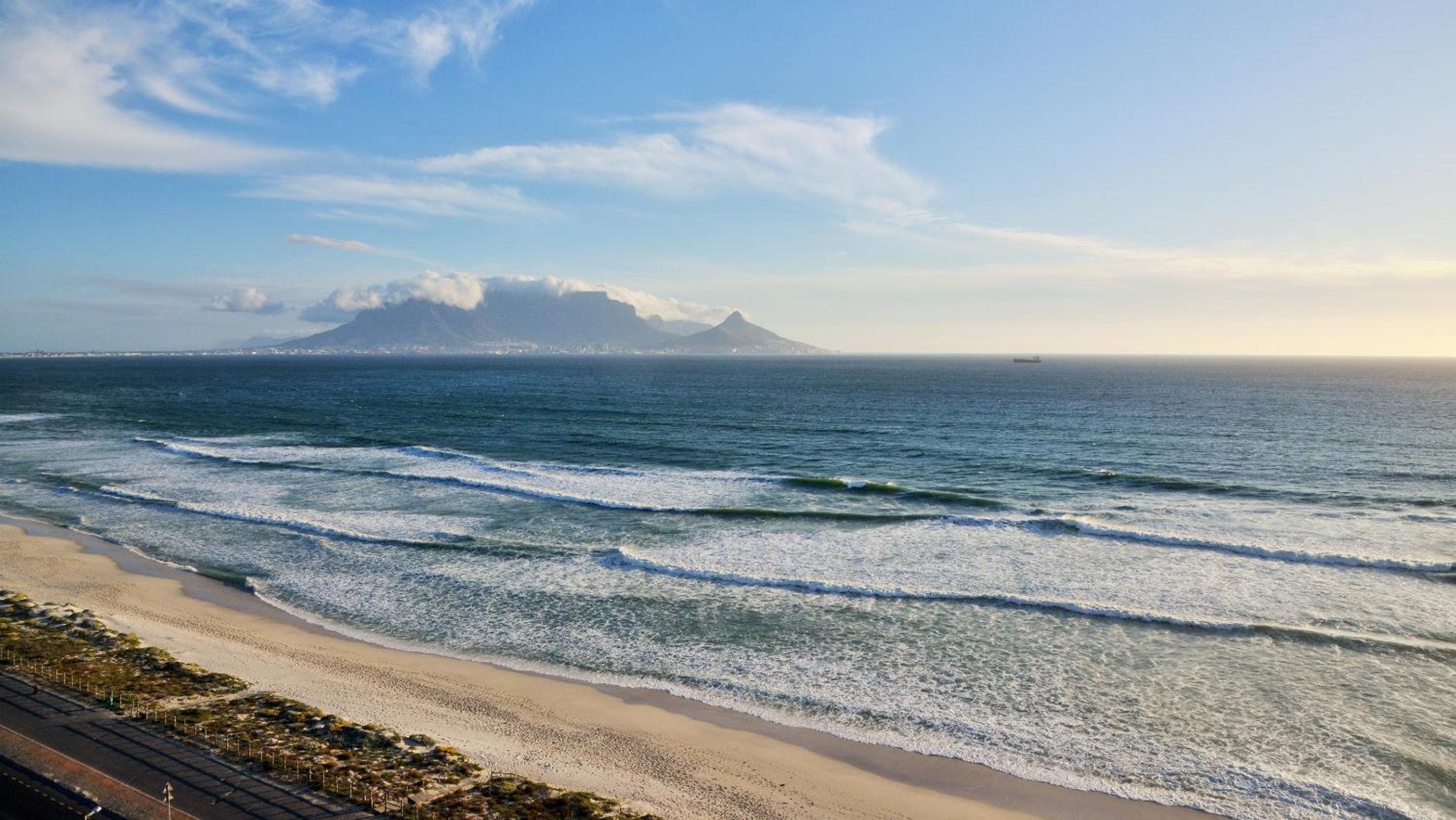 Sea facing Table Mountain twin room  - Photo 2
