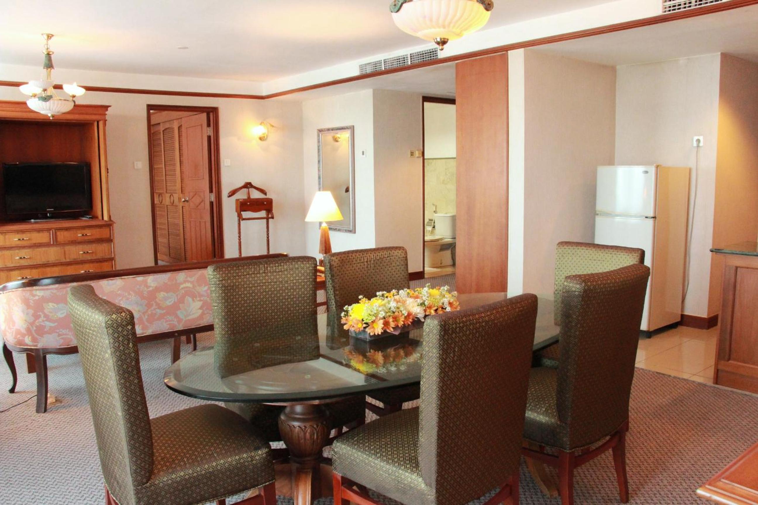 Executive Suite - Photo 2
