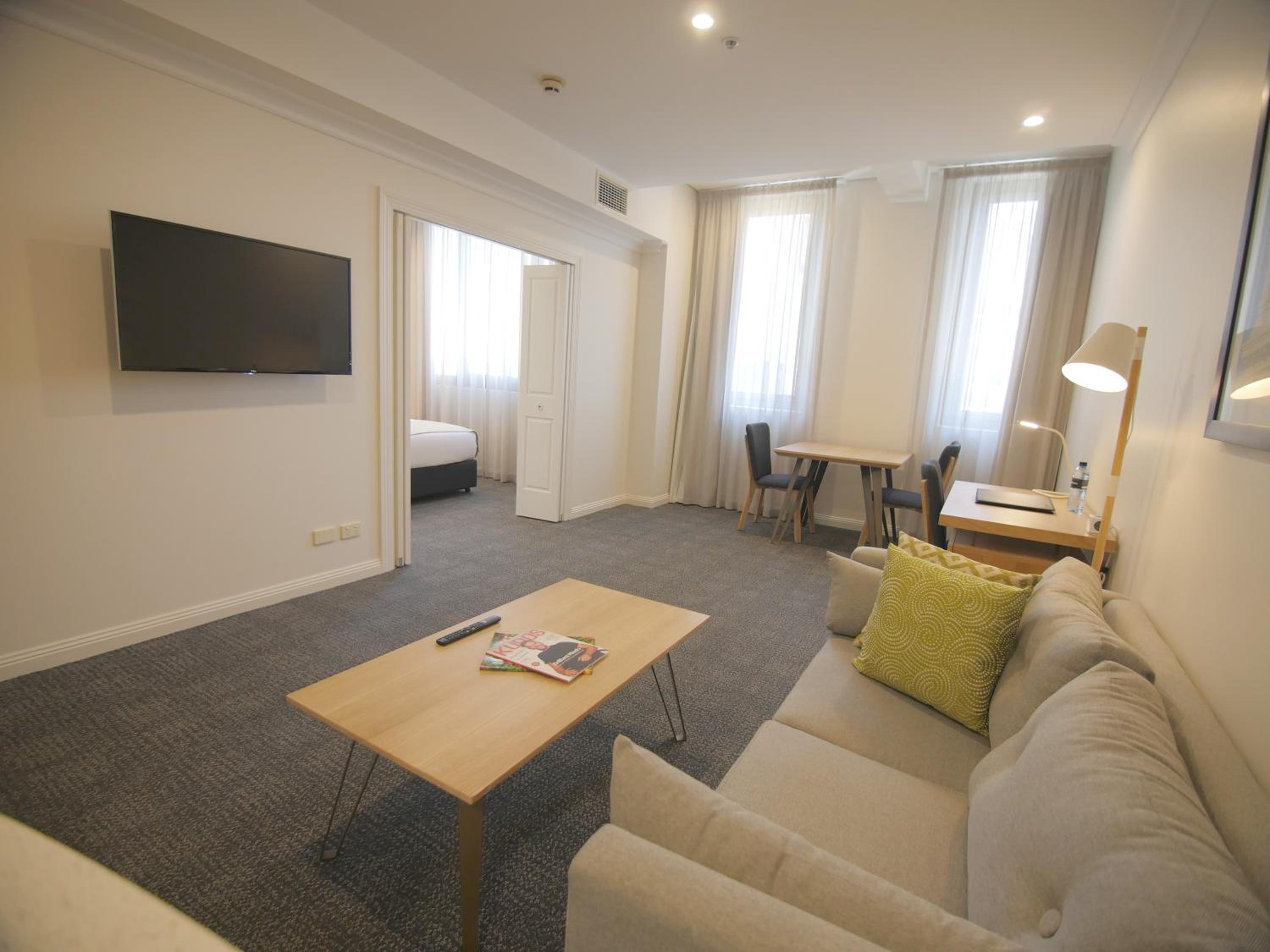 Deluxe One Bedroom Apartment - Photo 3
