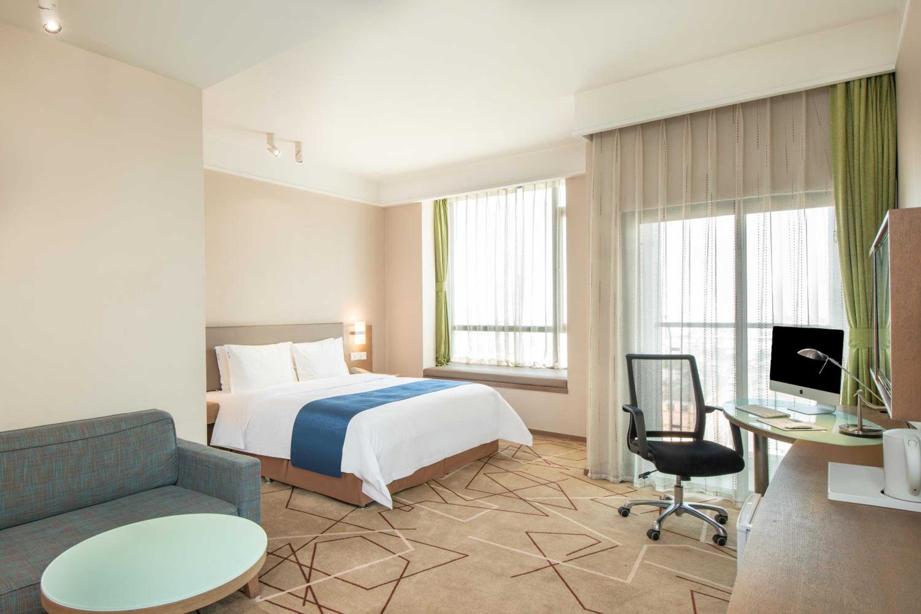 Standard King Room with Extra Space photo 1
