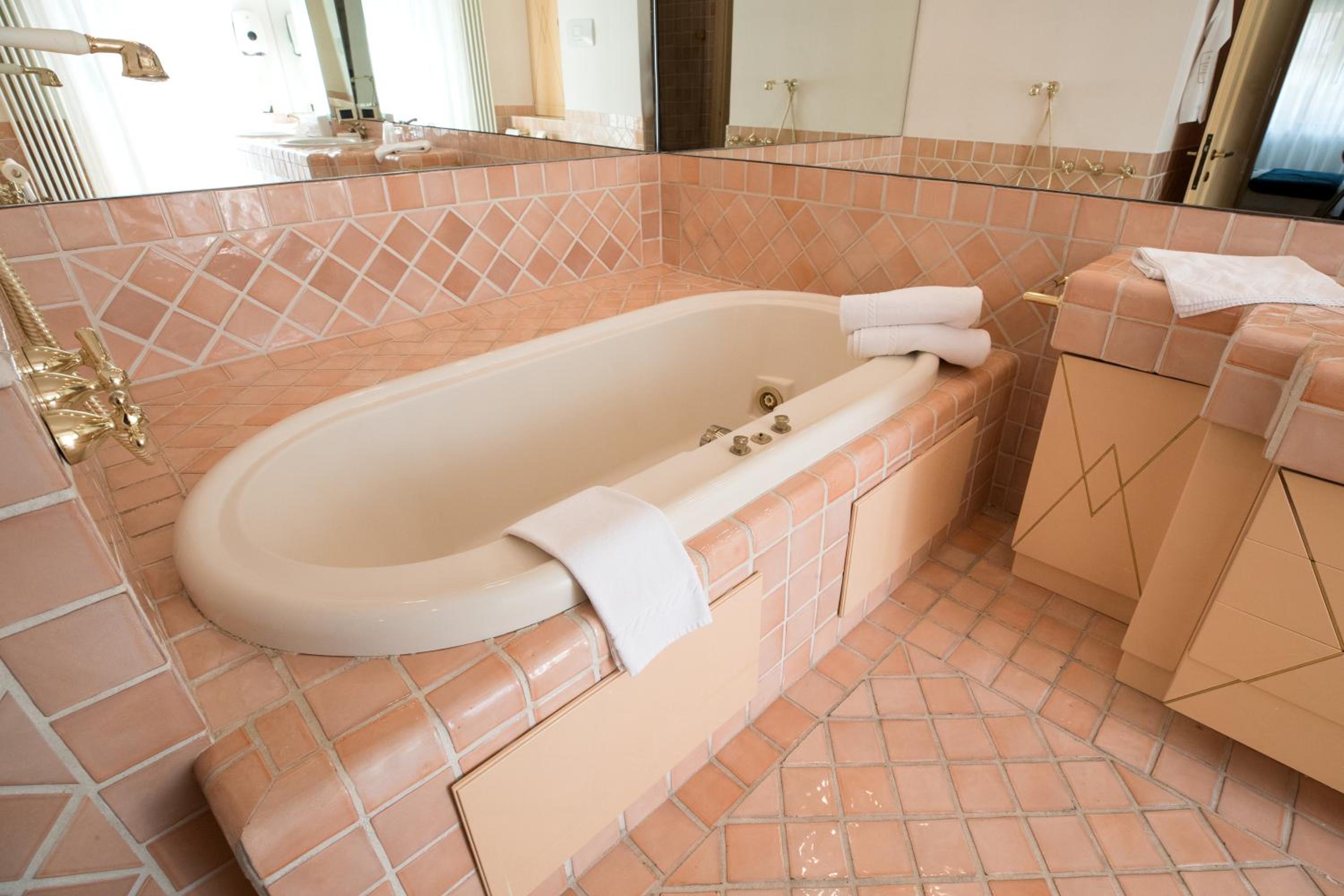 Suite with Spa Bath - Photo 4