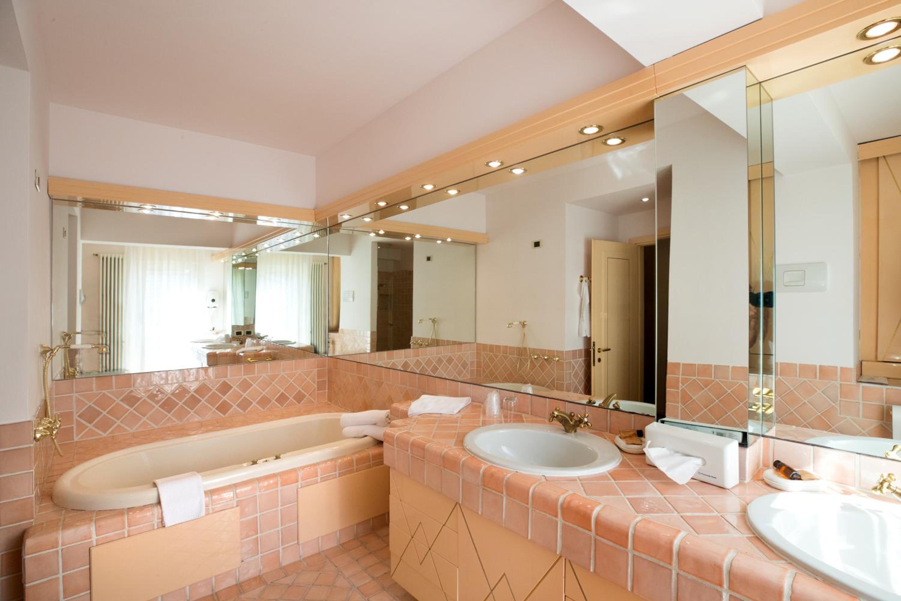 Suite with Spa Bath - Photo 9