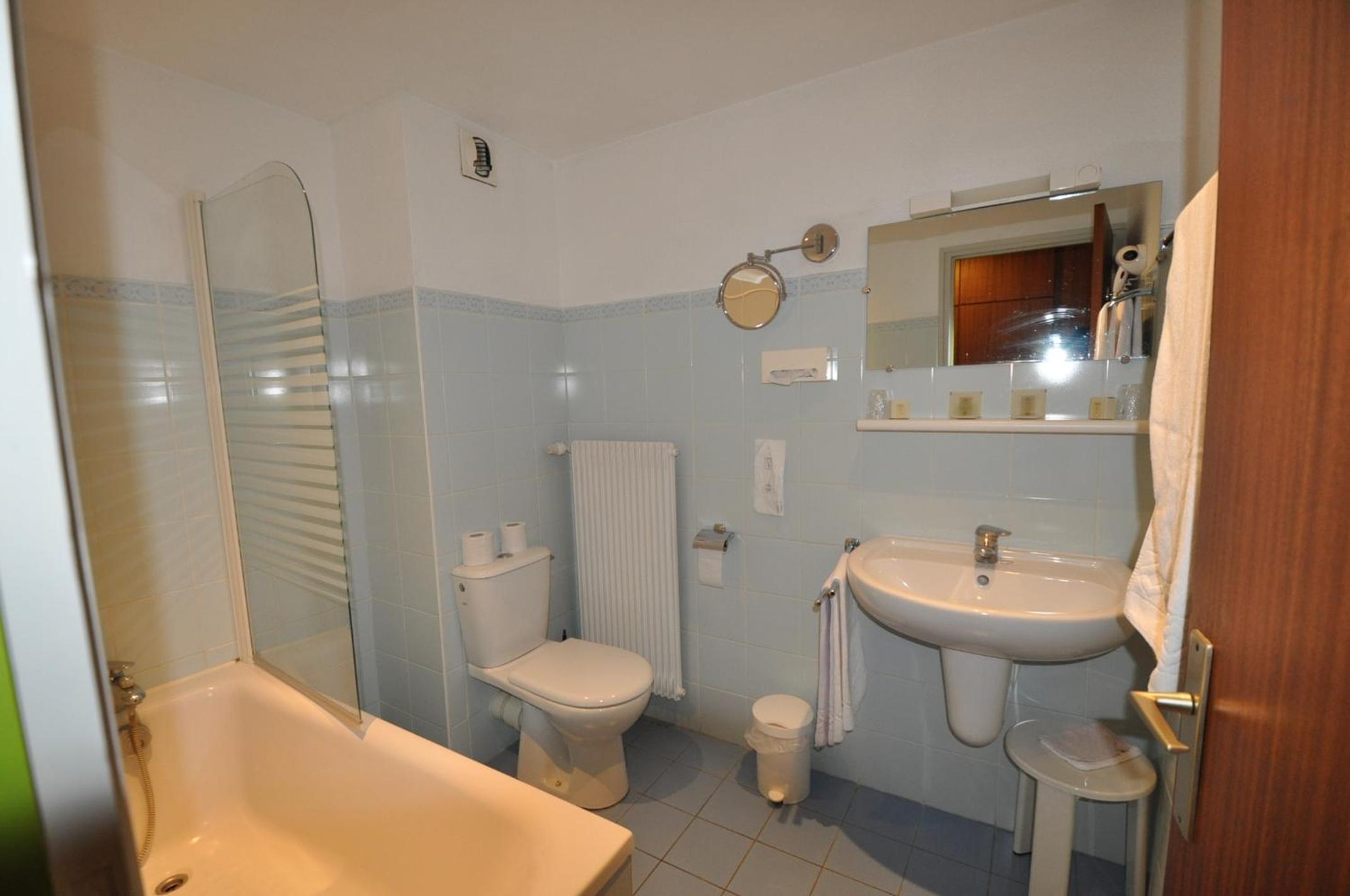 Single Room with Bath photo 3