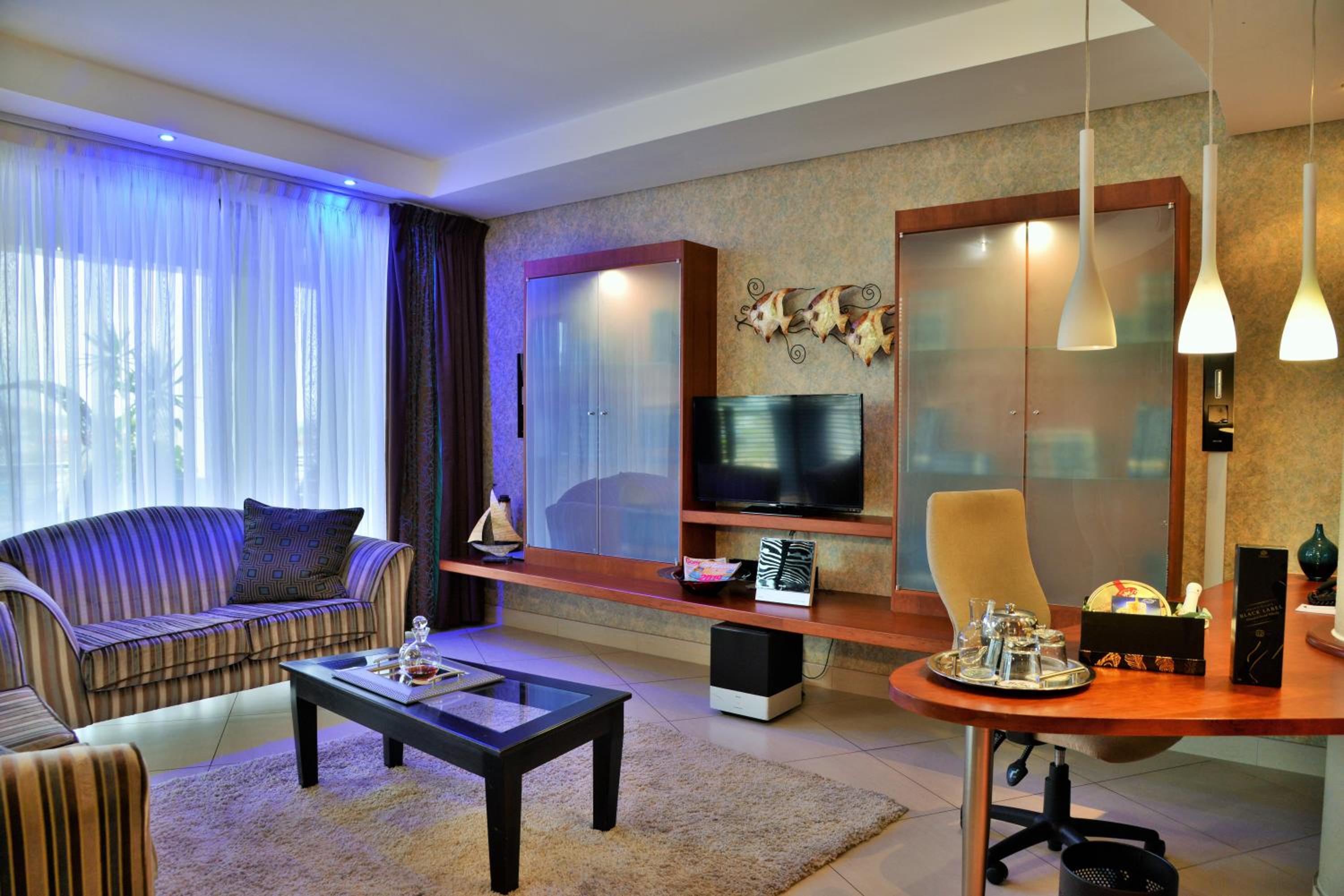 Two-Bedroom Suite - Photo 2