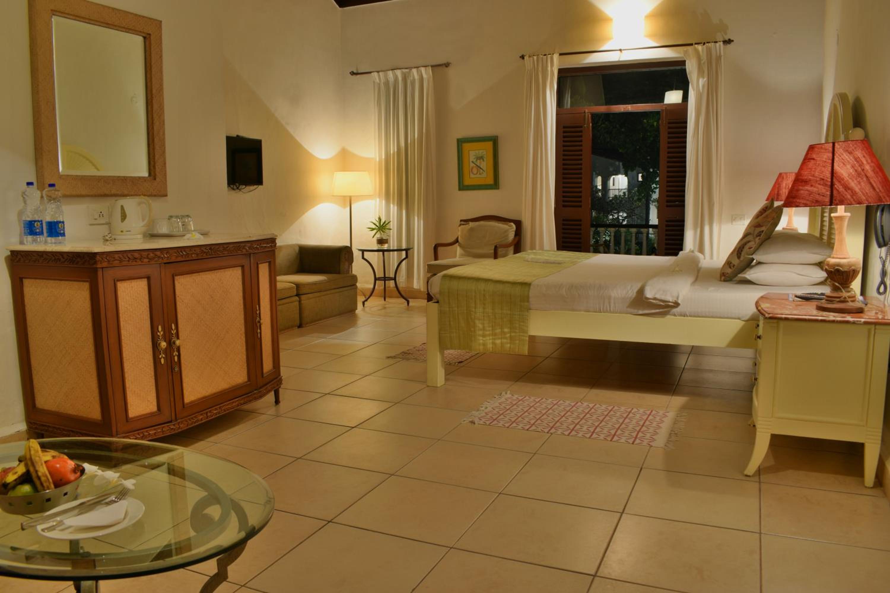 Suite Room with Balcony (Happy Hours with 1+1 offer on Alcoholic Beverages, Soft Beverages and Complimentary Pint of Beer on arrival) photo 2