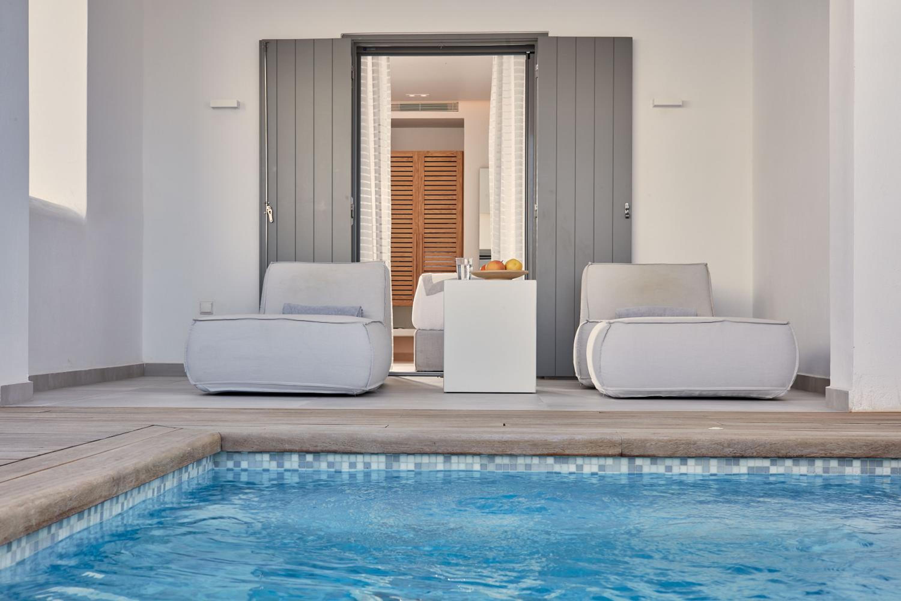 Comfort Room with private heated pool