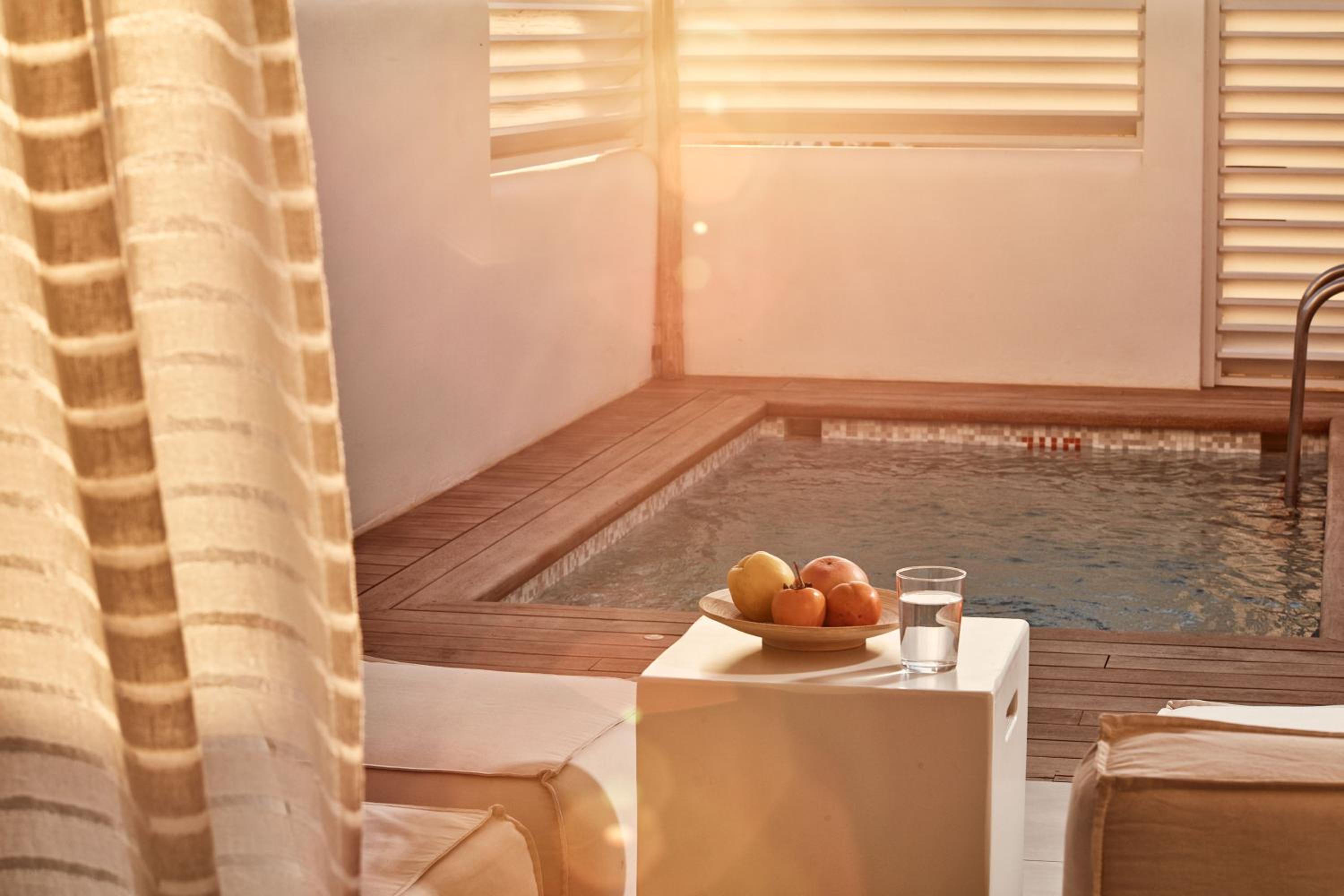 Family Connecting Room with private heated pool  photo 2