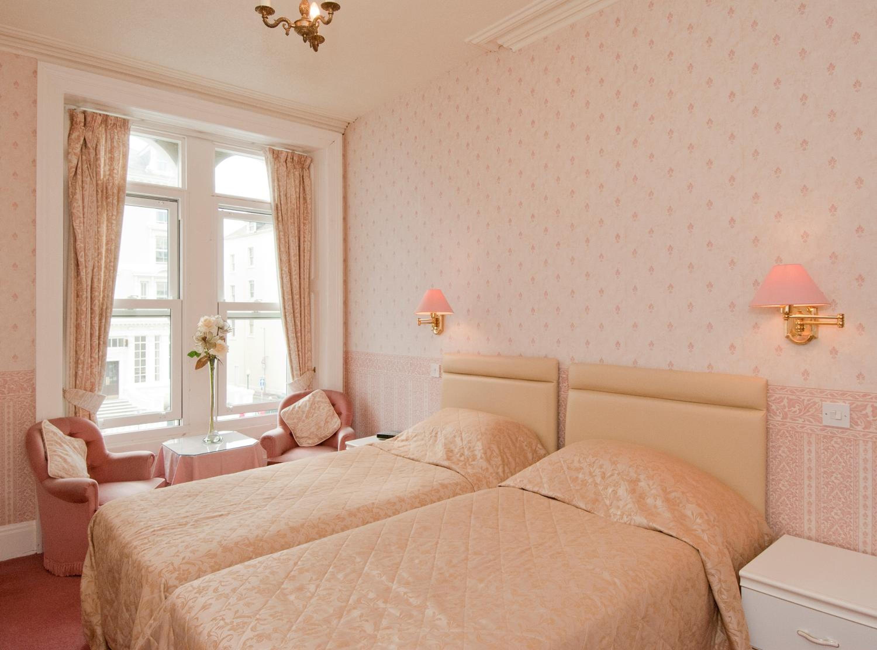 Twin Room - Photo 3