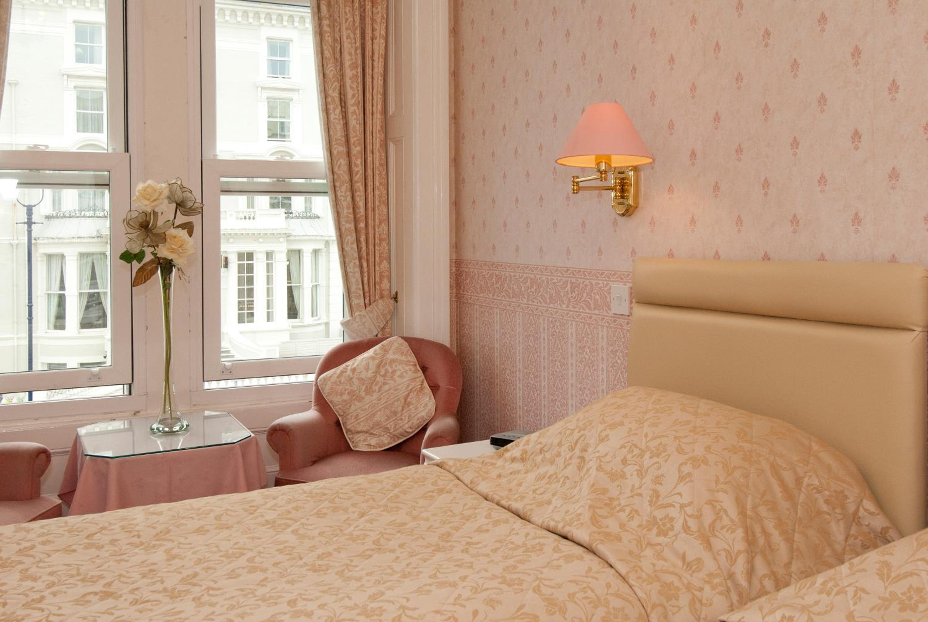 Twin Room - Photo 2