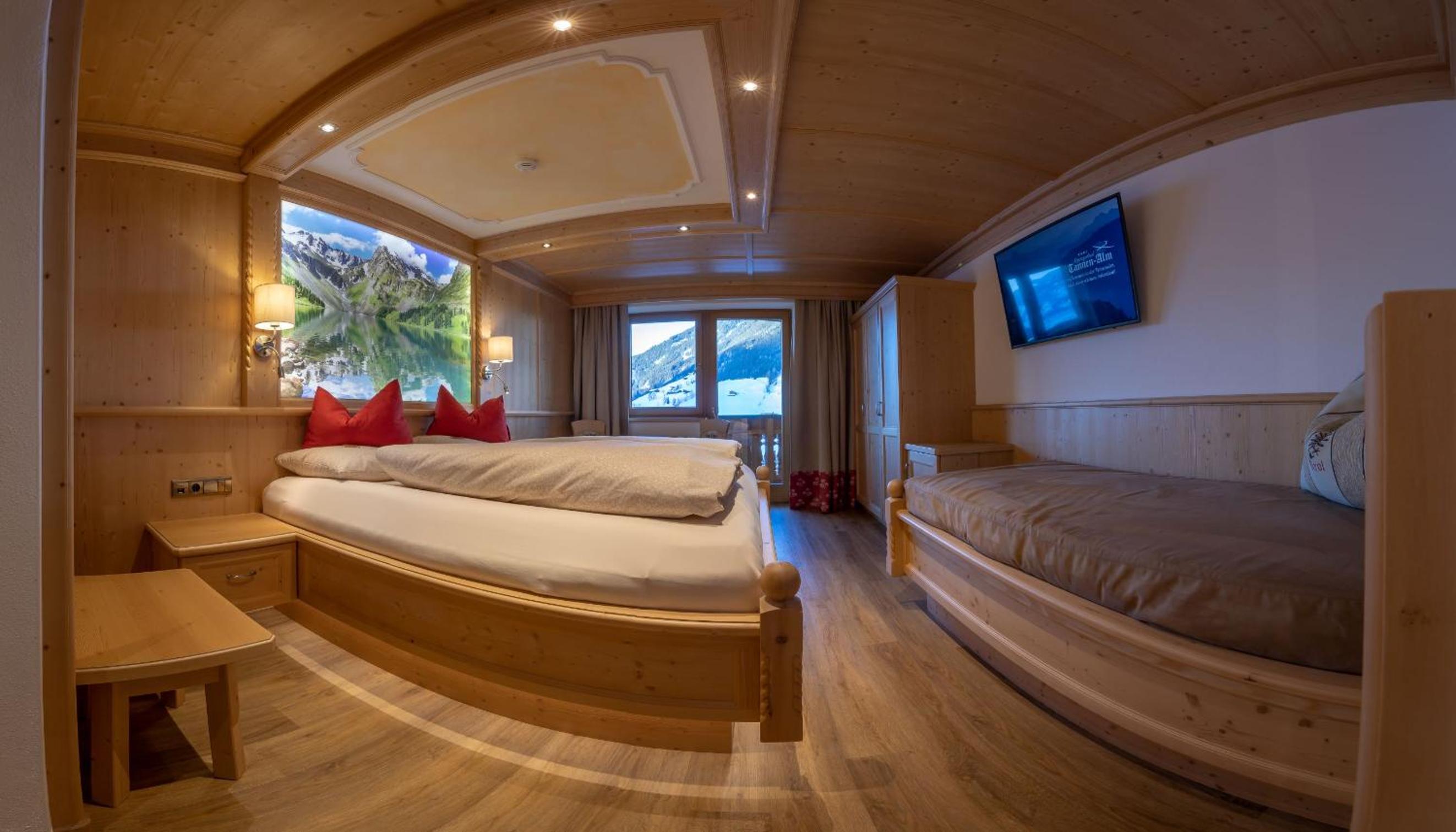 Double Room with Balcony (3 Adults) photo 3
