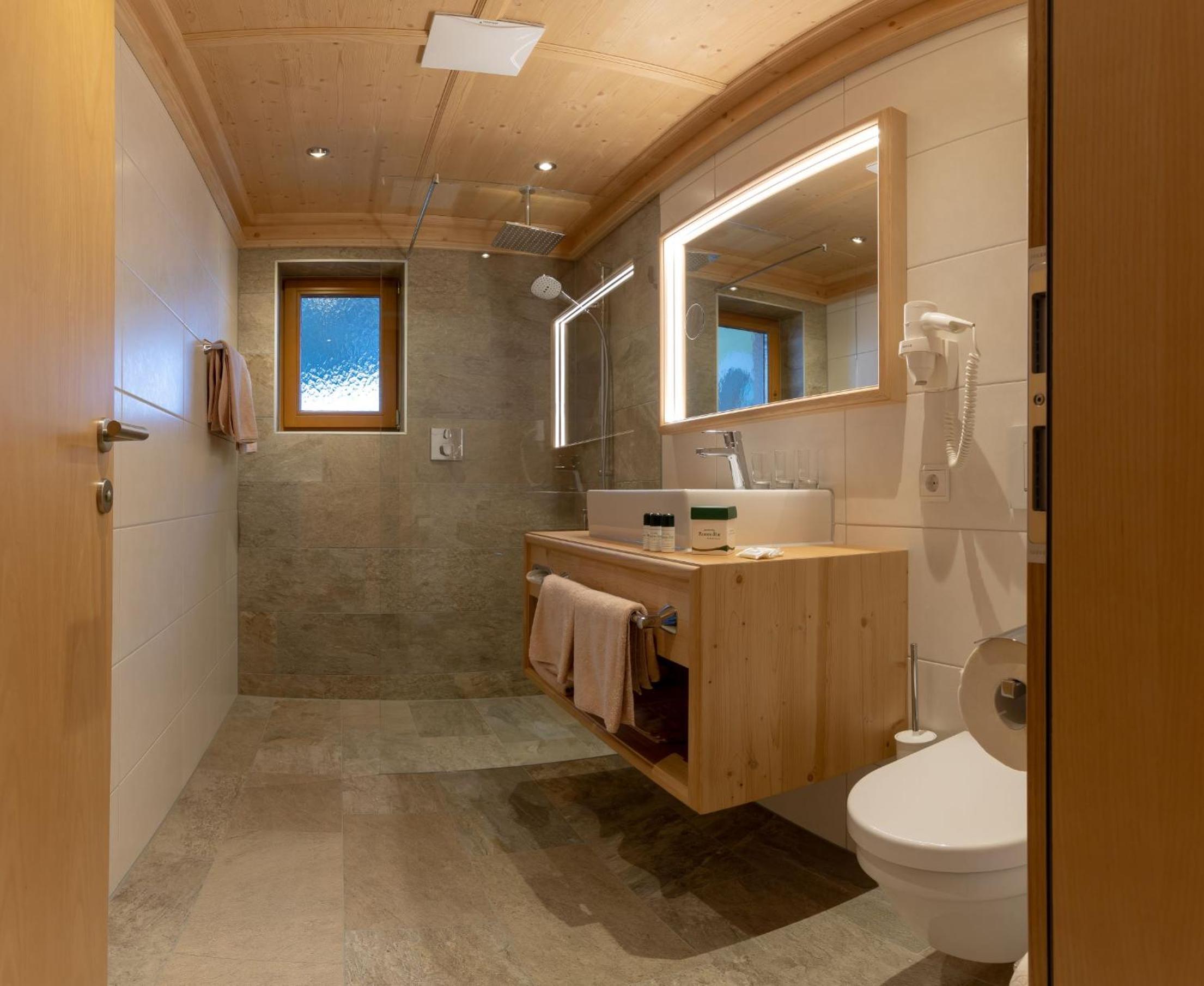 Double Room with Balcony - Photo 3