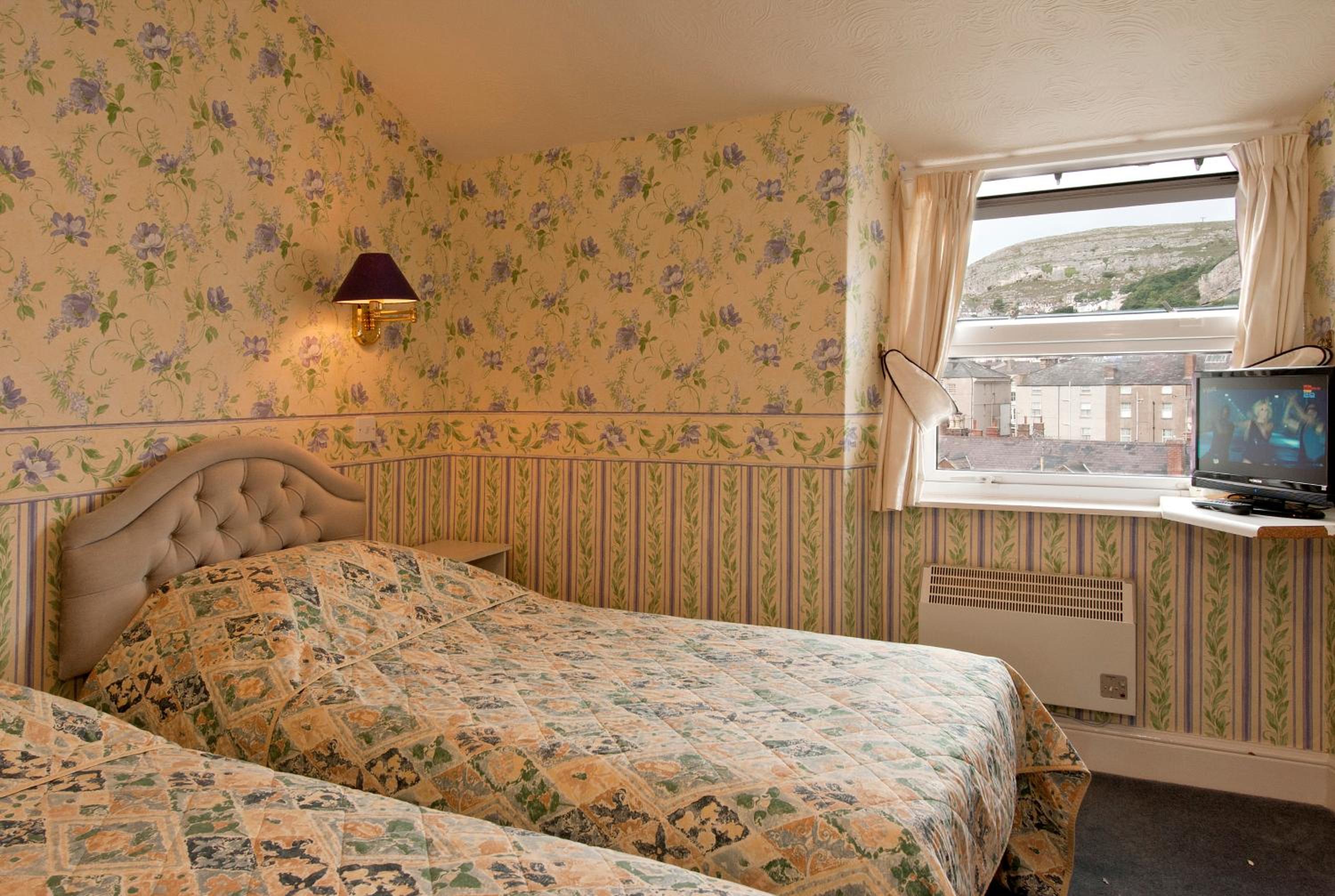 Standard Twin Room - Photo 2