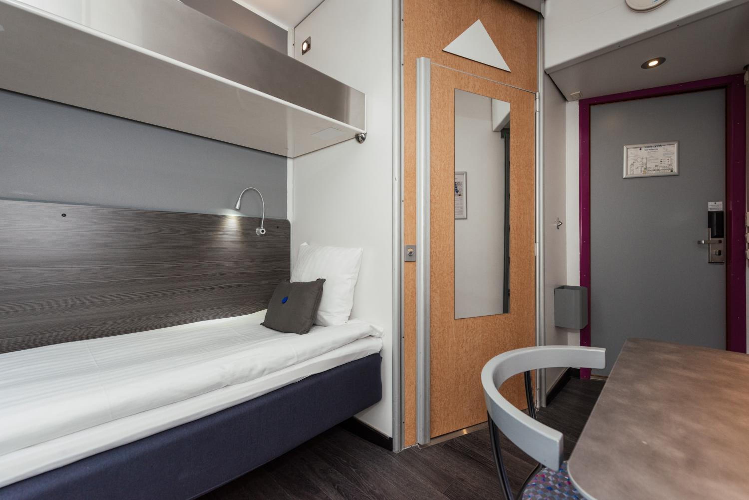 Standard Twin Room thumbnail 5