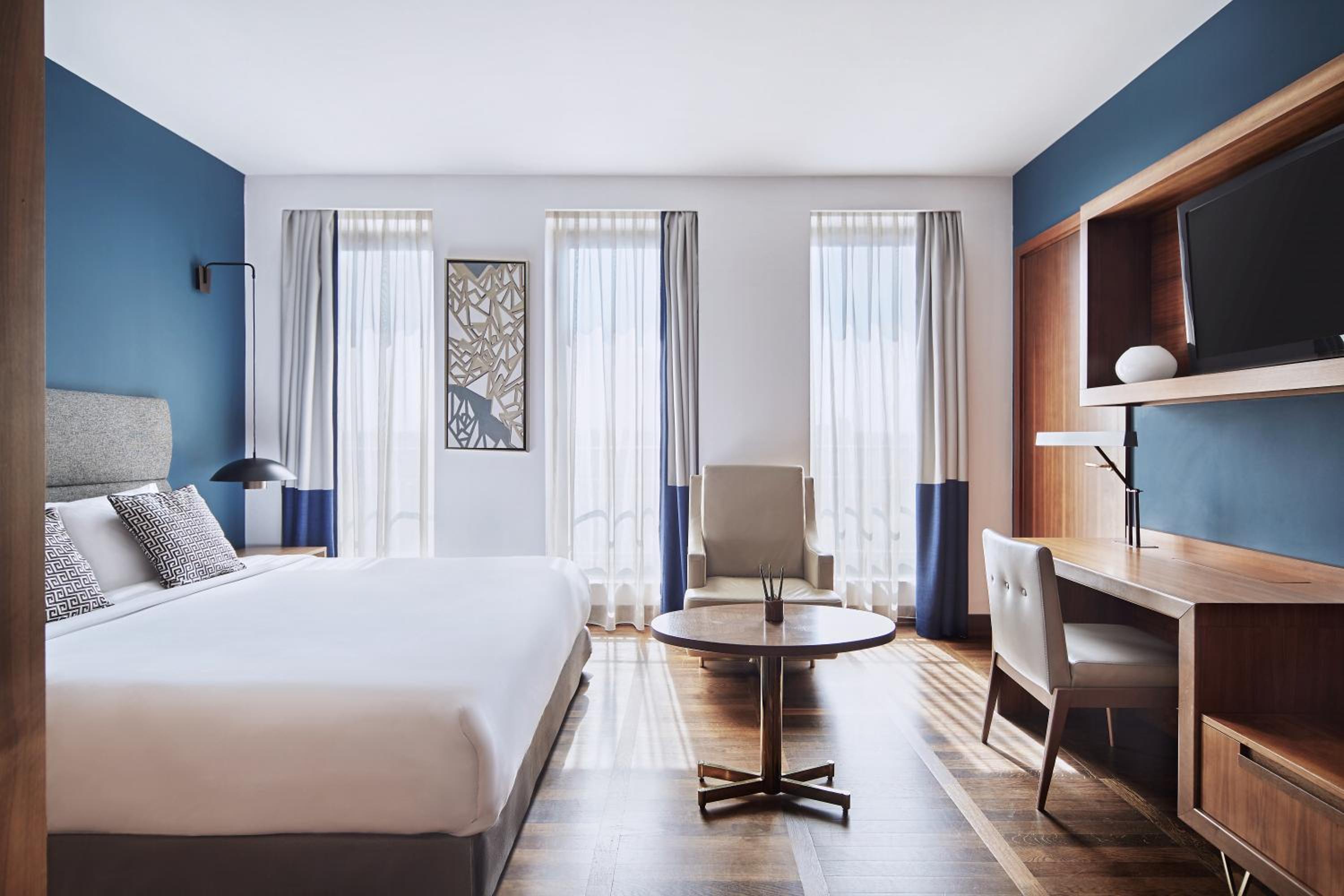 Deluxe King Room, Guest room, 1 King - Photo 1