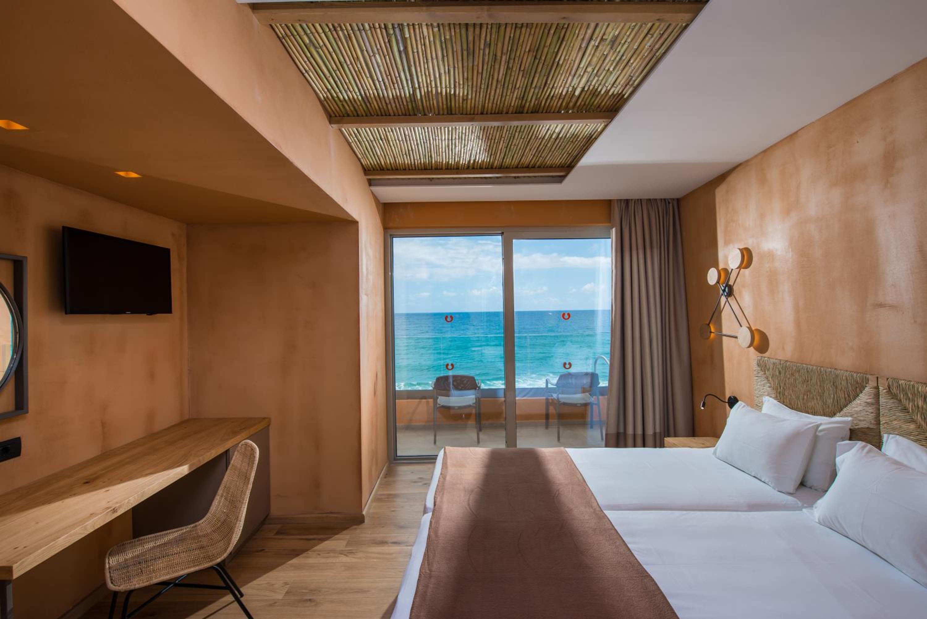 Superior Room with Sea View - Photo 4