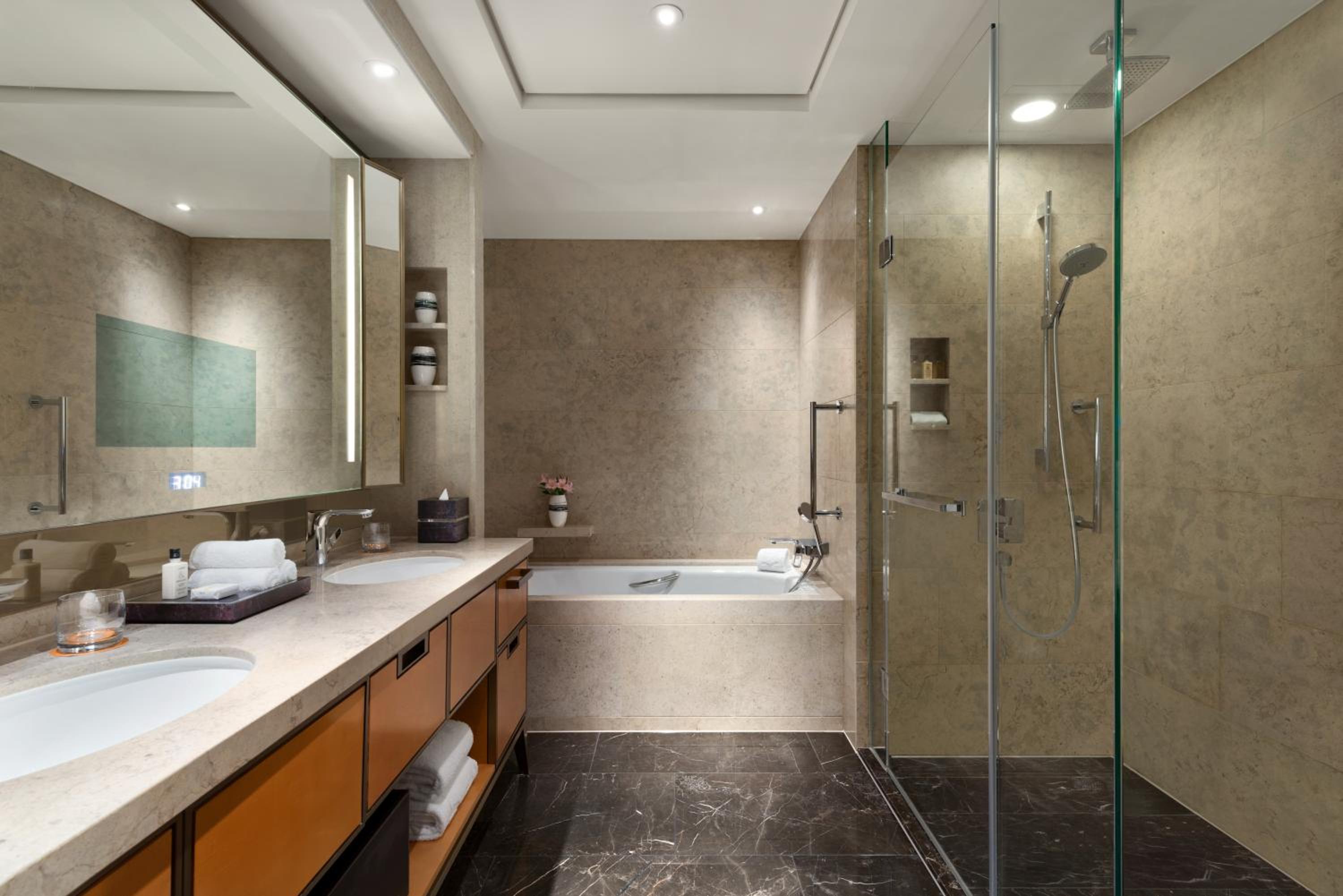 Premier Twin Room with City View photo 2