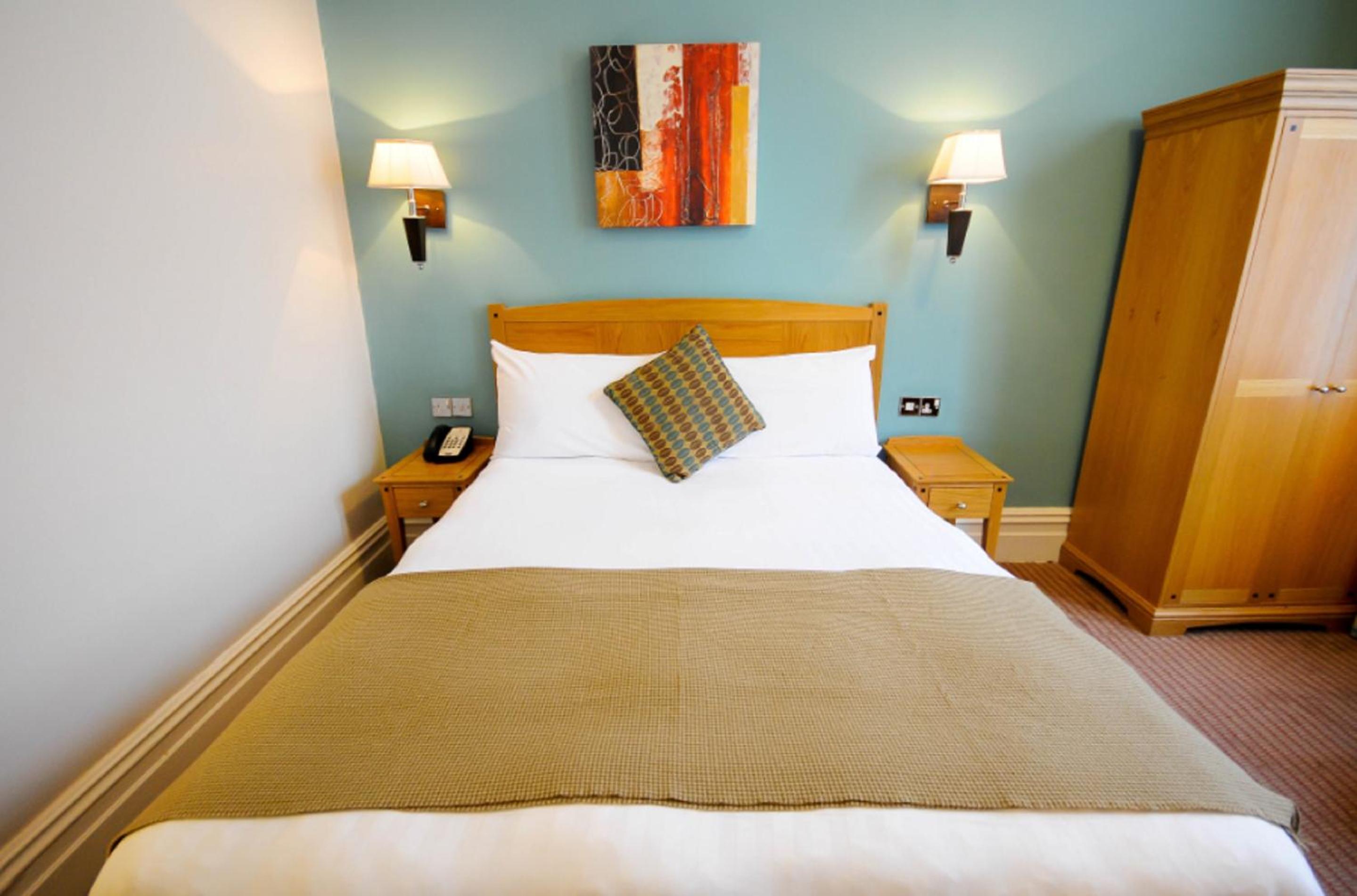 Compact Double Room with Air Conditioning - Photo 2
