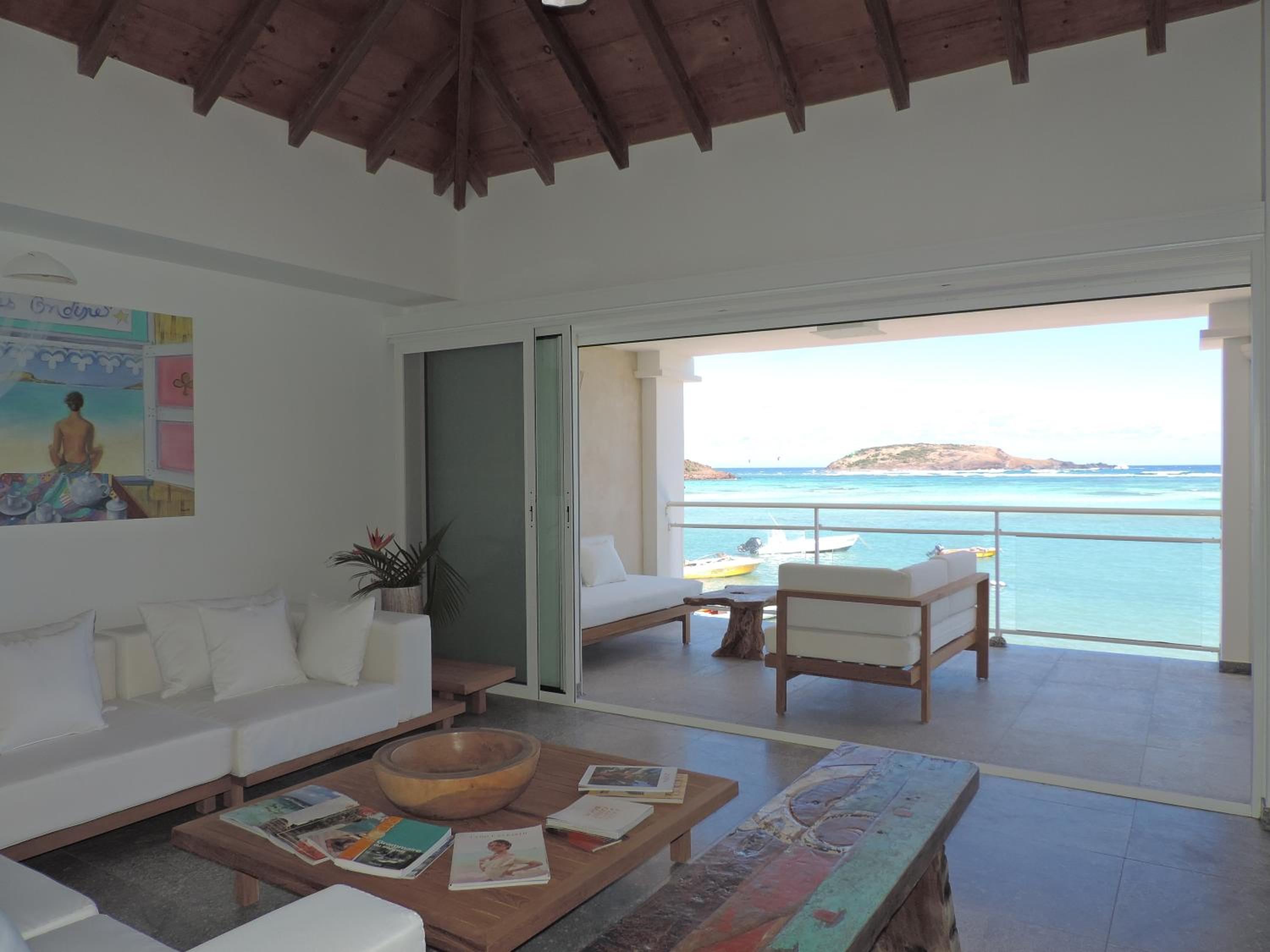One Bedroom Deluxe Suite with panoramic Ocean View photo 2