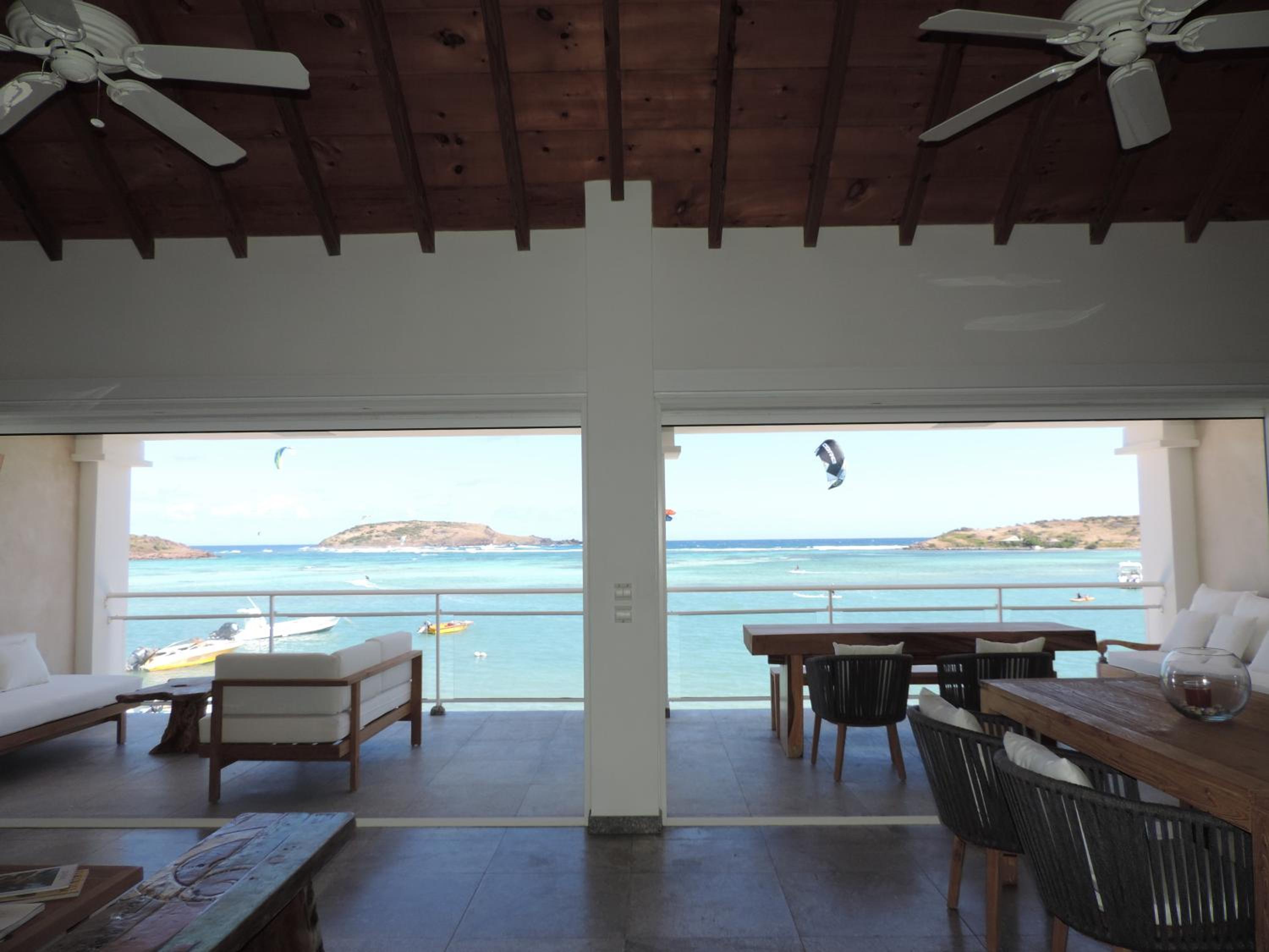 One Bedroom Deluxe Suite with panoramic Ocean View photo 3