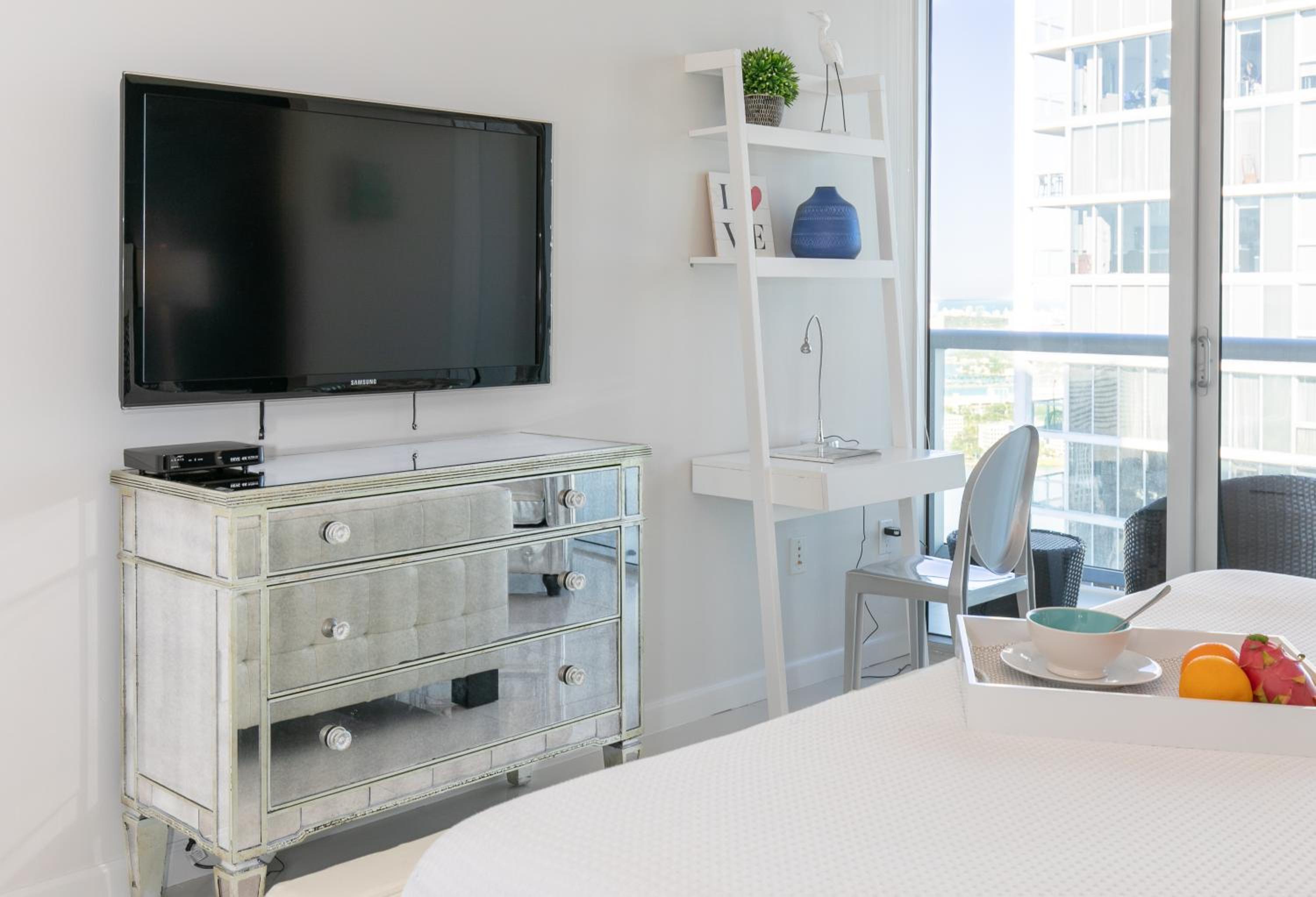 Boutique One Bedroom Apartment Ocean Views Balcony
