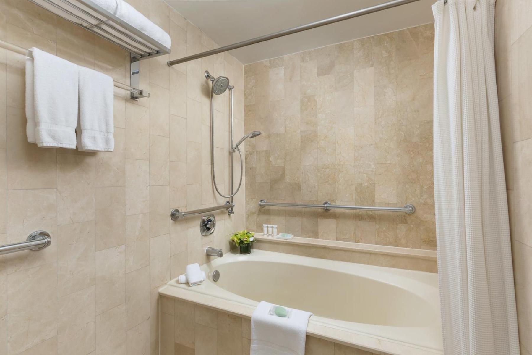 Accessible Room Two King Beds - Roll-In Shower