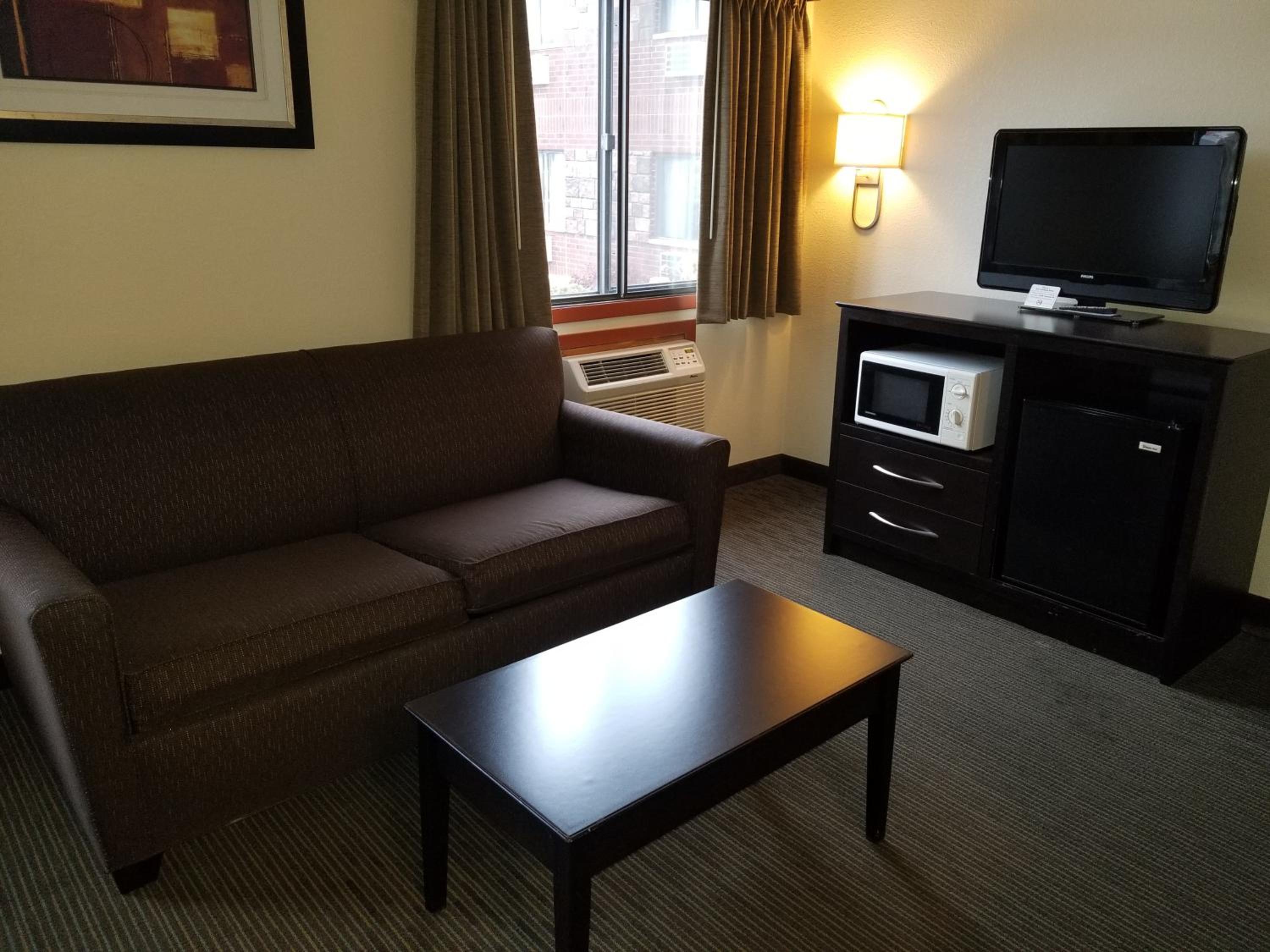 Deluxe King Suite - Non-Smoking - Photo 11