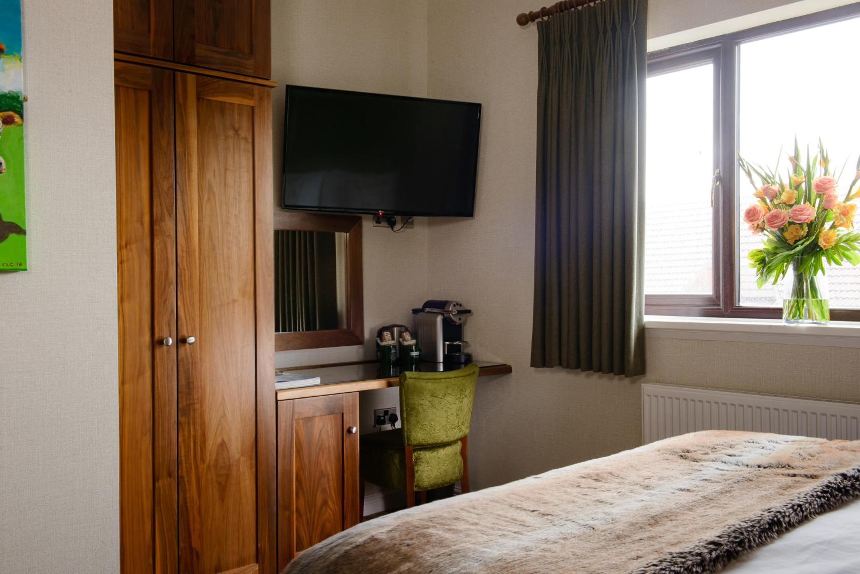 Standard King Room - Photo 6