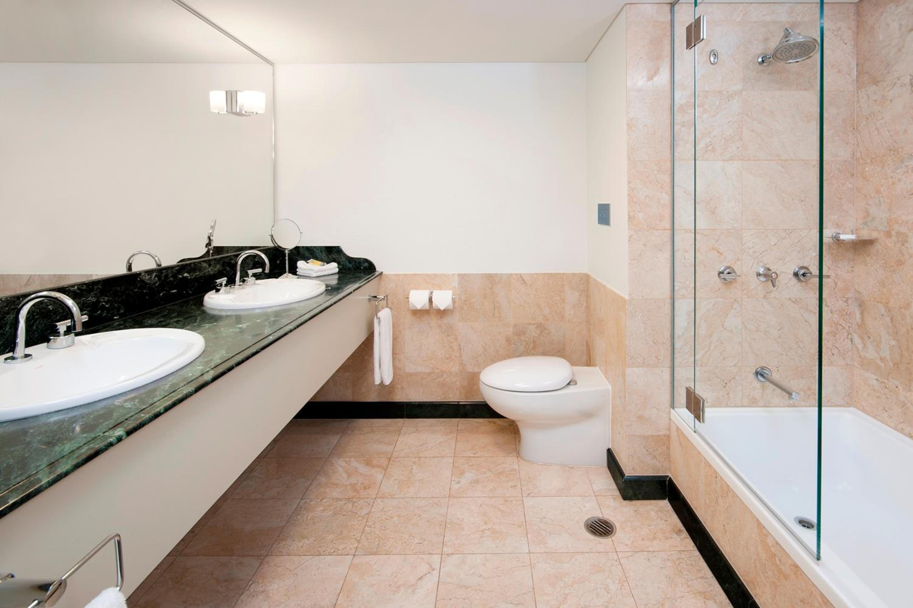 Deluxe King Room with Balcony - Photo 3
