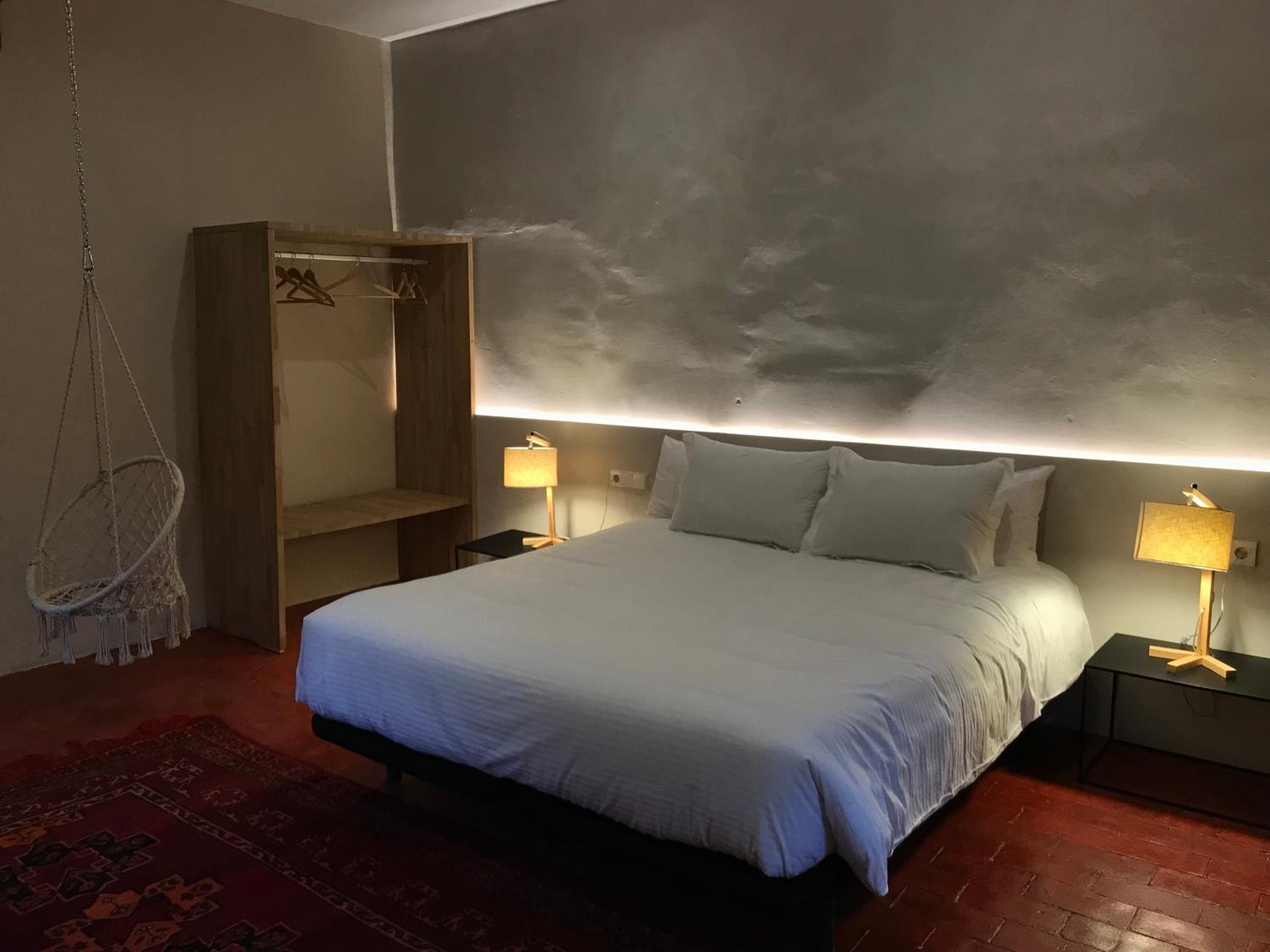 Deluxe Room (2 Adults + 1 Child) - Photo 3