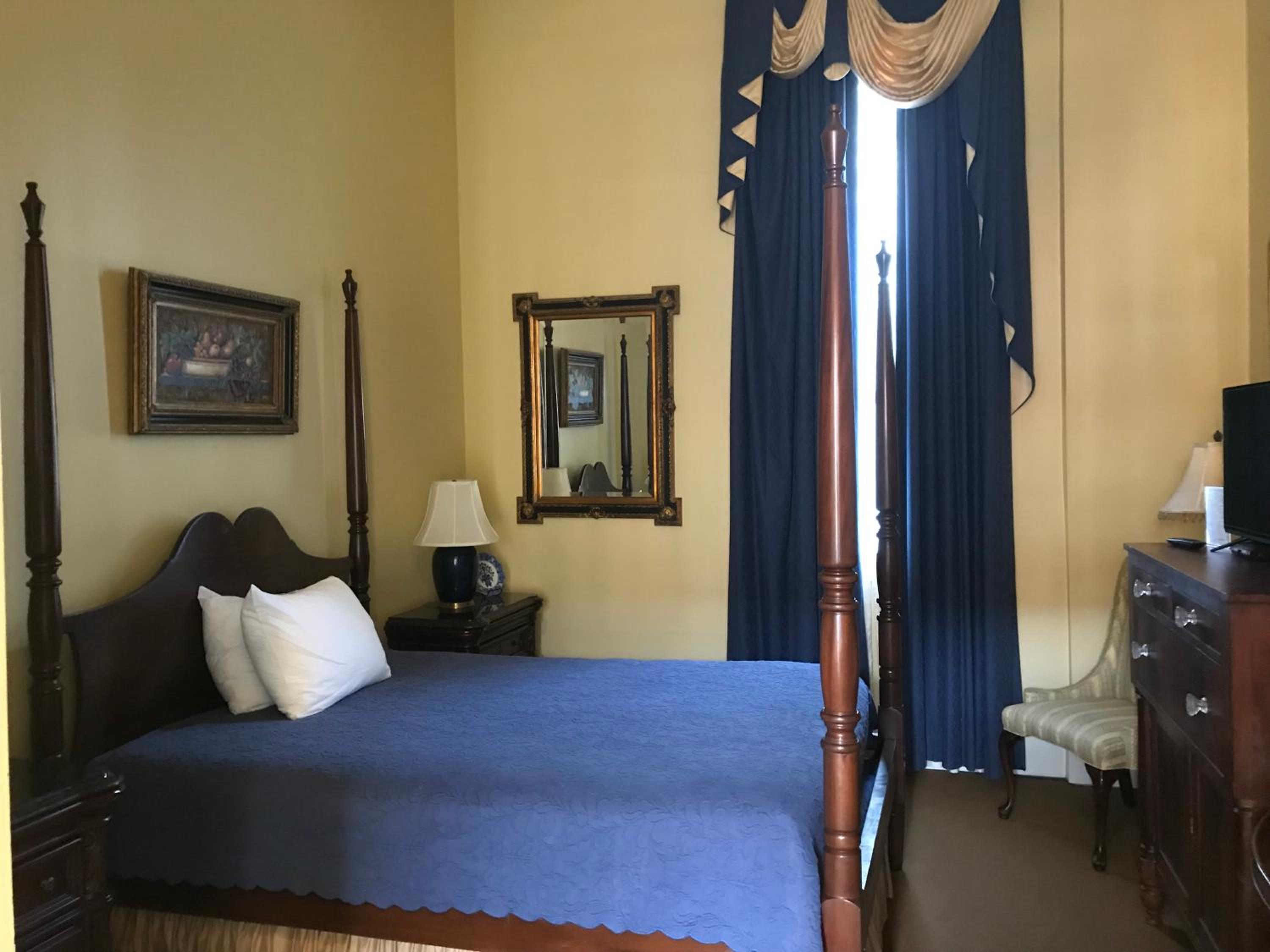 Queen Room- Louis J. Winston Room photo 1