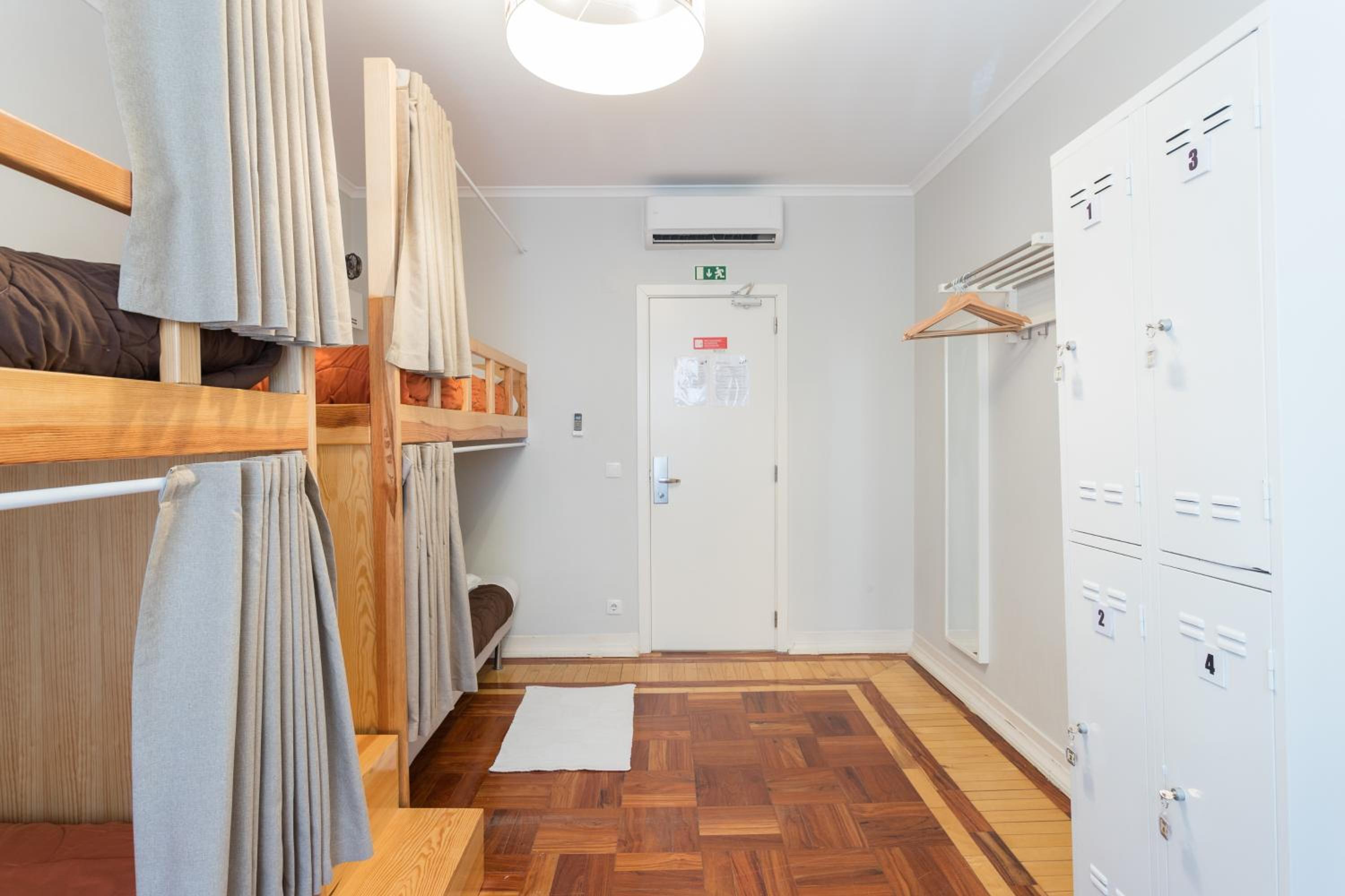Economy Quadruple Room with Shared Bathroom photo 3