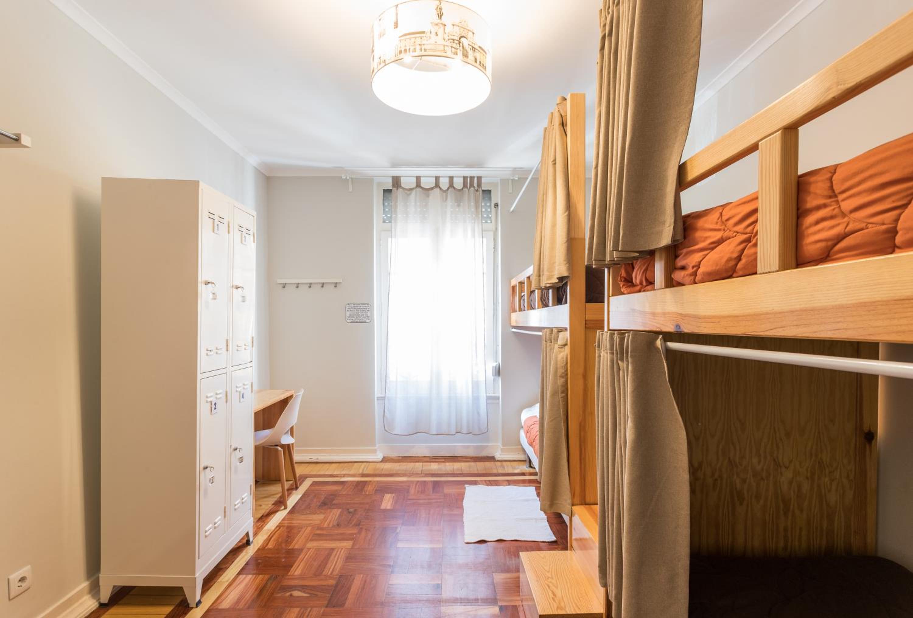 Bed in 4-Bed Mixed Dormitory Room photo 2
