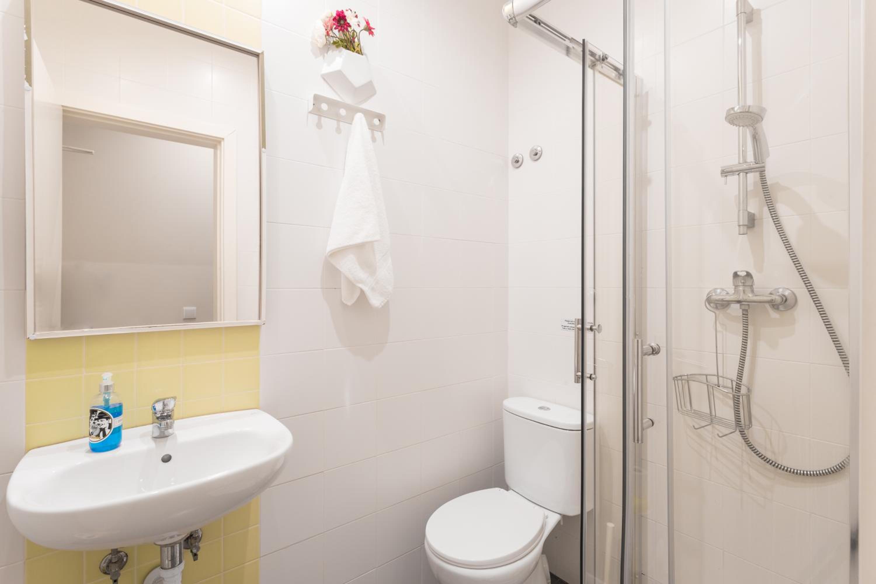 Quadruple Room with Private Bathroom photo 3