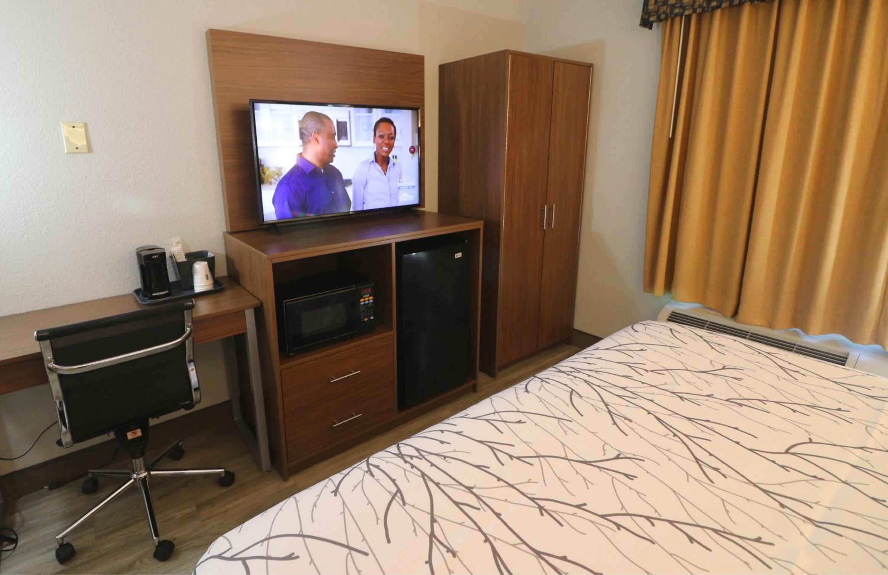 King Room With Roll-In Shower - Disability Access - Photo 7