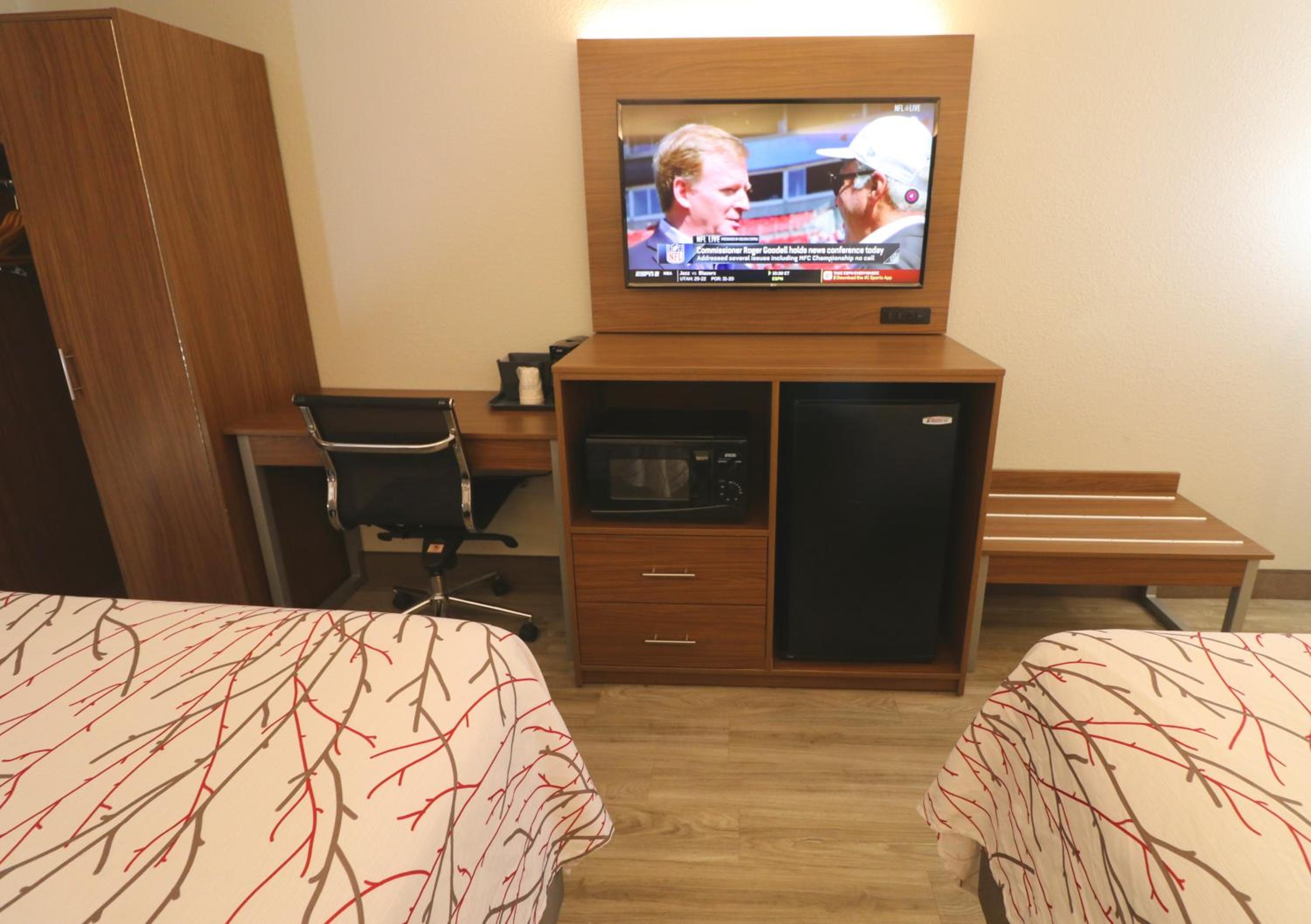 Queen Room With Two Queen Beds - Photo 8