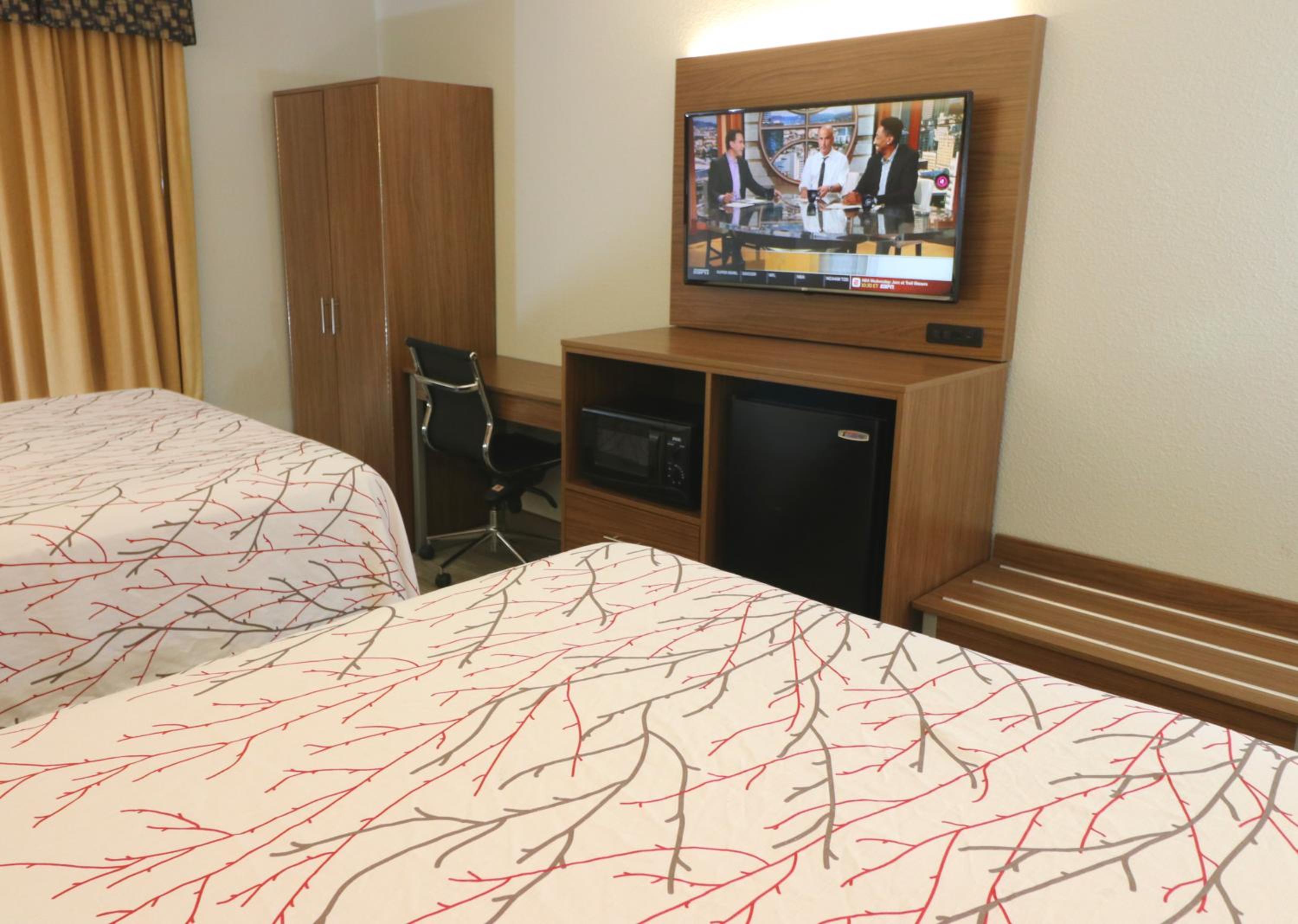 Queen Room With Two Queen Beds - Photo 2