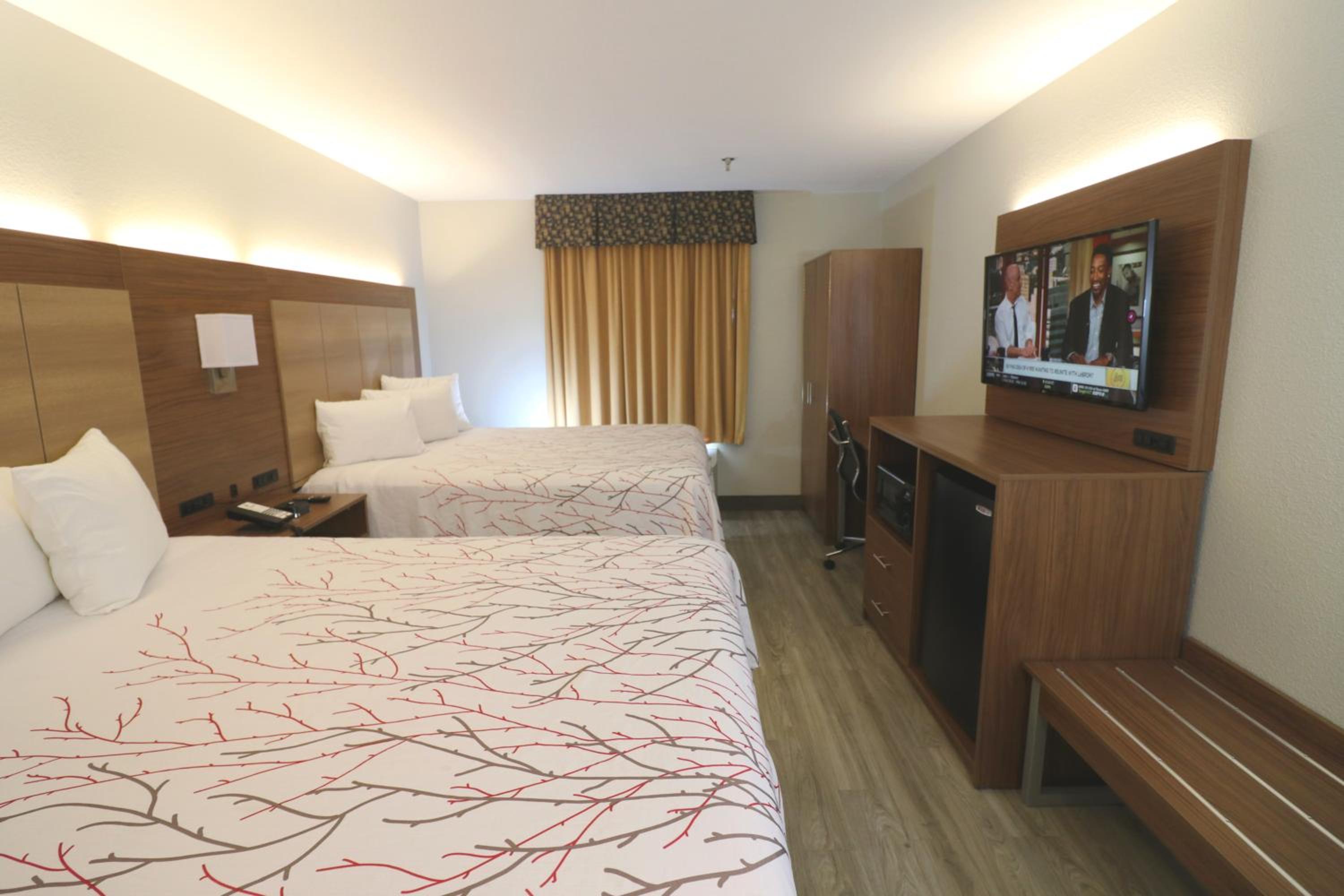 Queen Room With Two Queen Beds - Photo 3