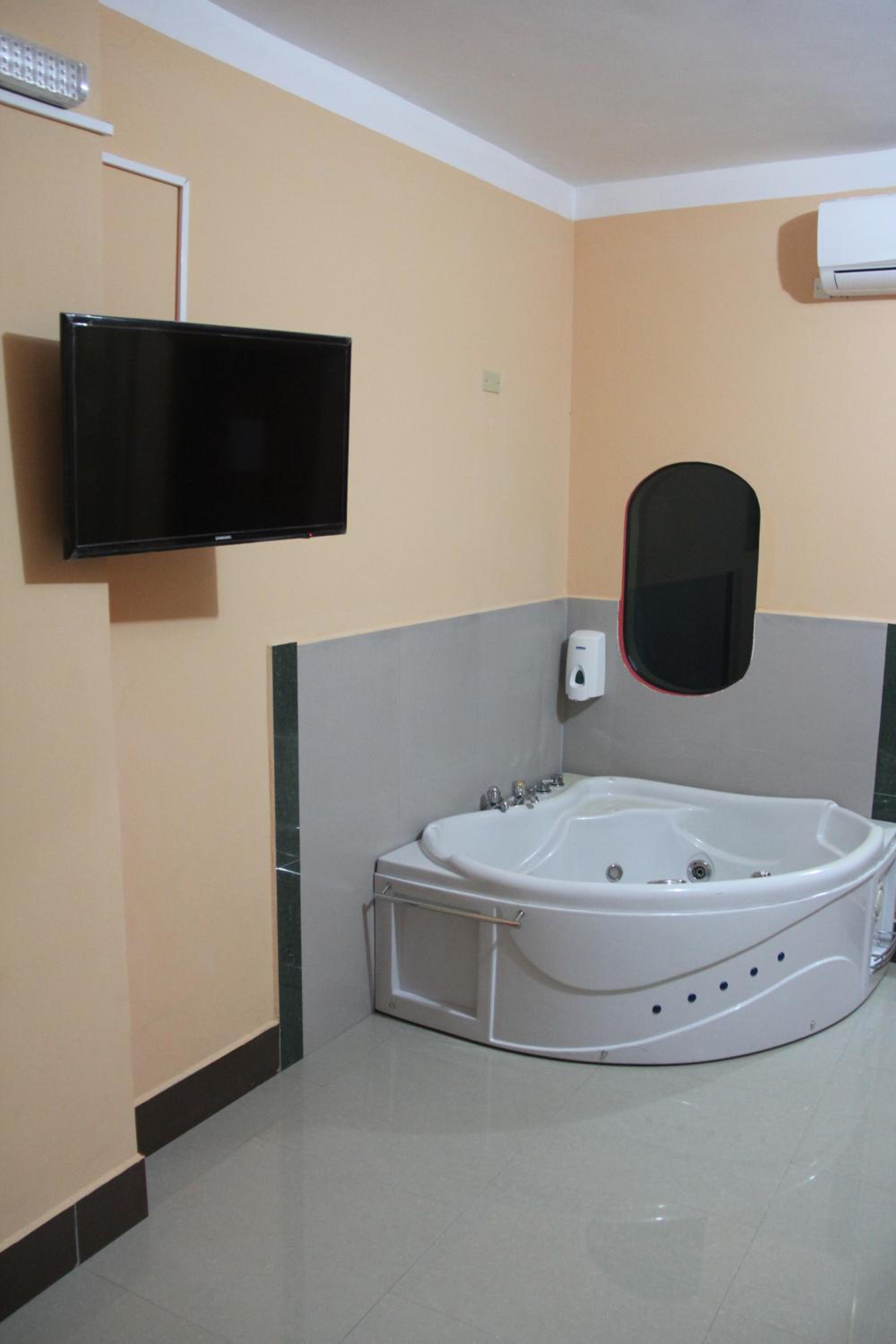 Queen Room with Spa Bath