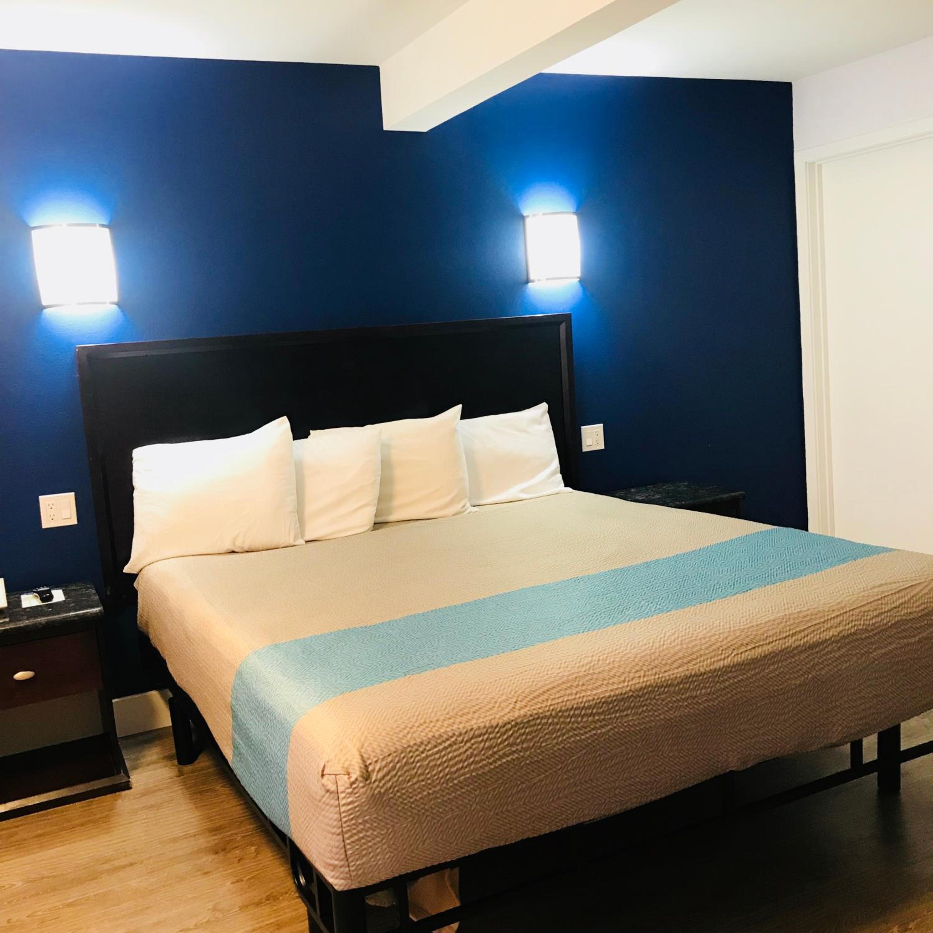 Deluxe King Room - Non-Smoking - Photo 6