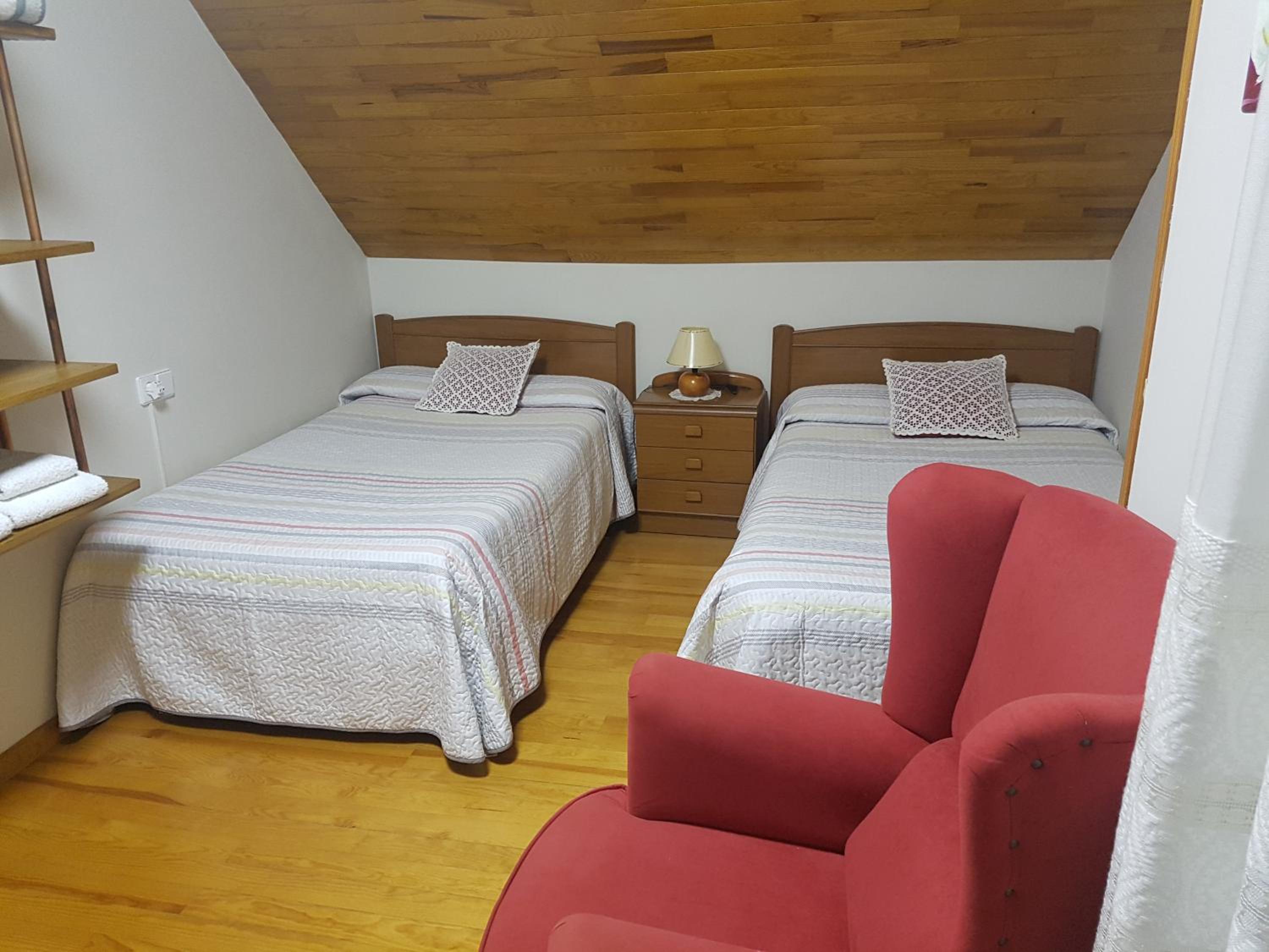Twin Room with Private Bathroom photo 3