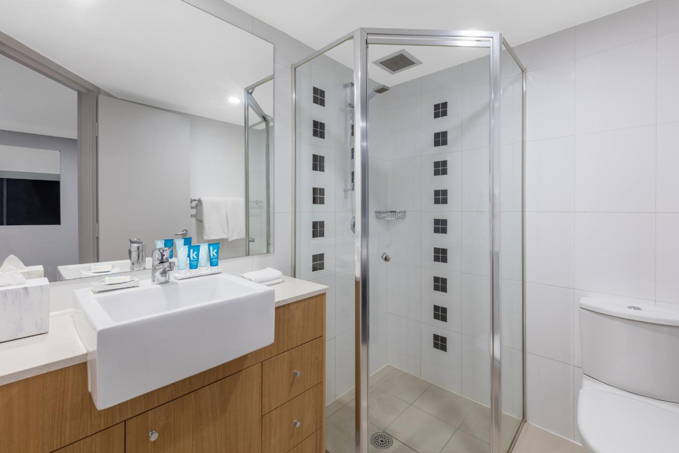 One Bedroom Modern Suite  photo 2