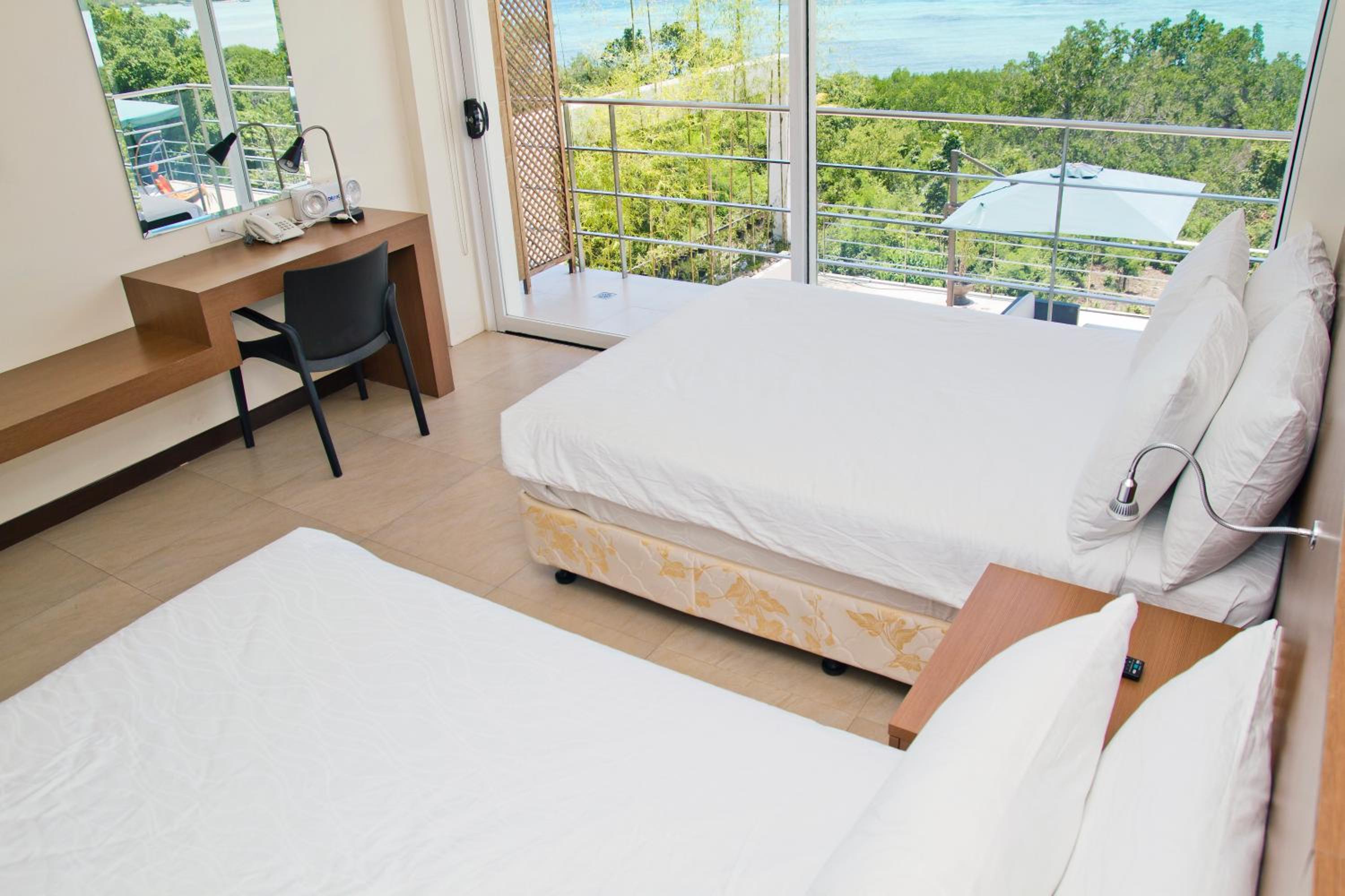 Deluxe Ocean Suite - Photo 2