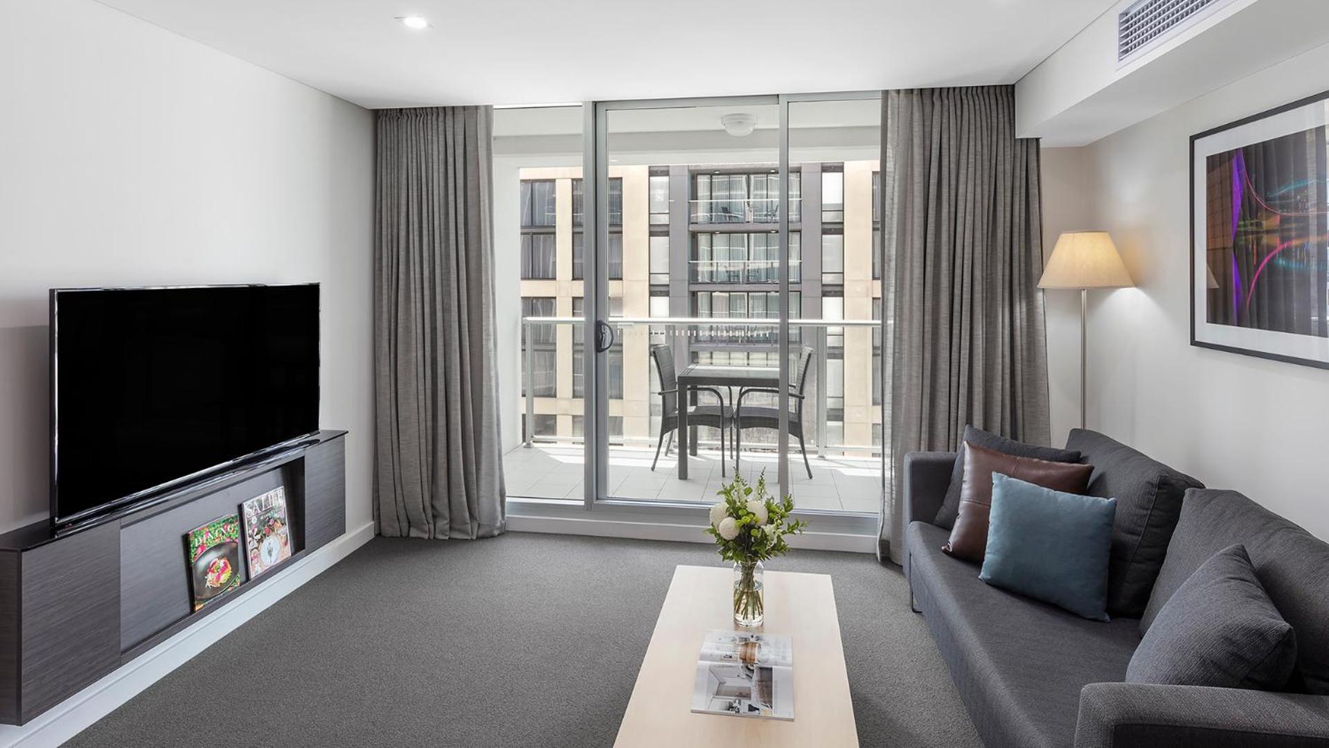 Deluxe One-Bedroom Apartment - Photo 4