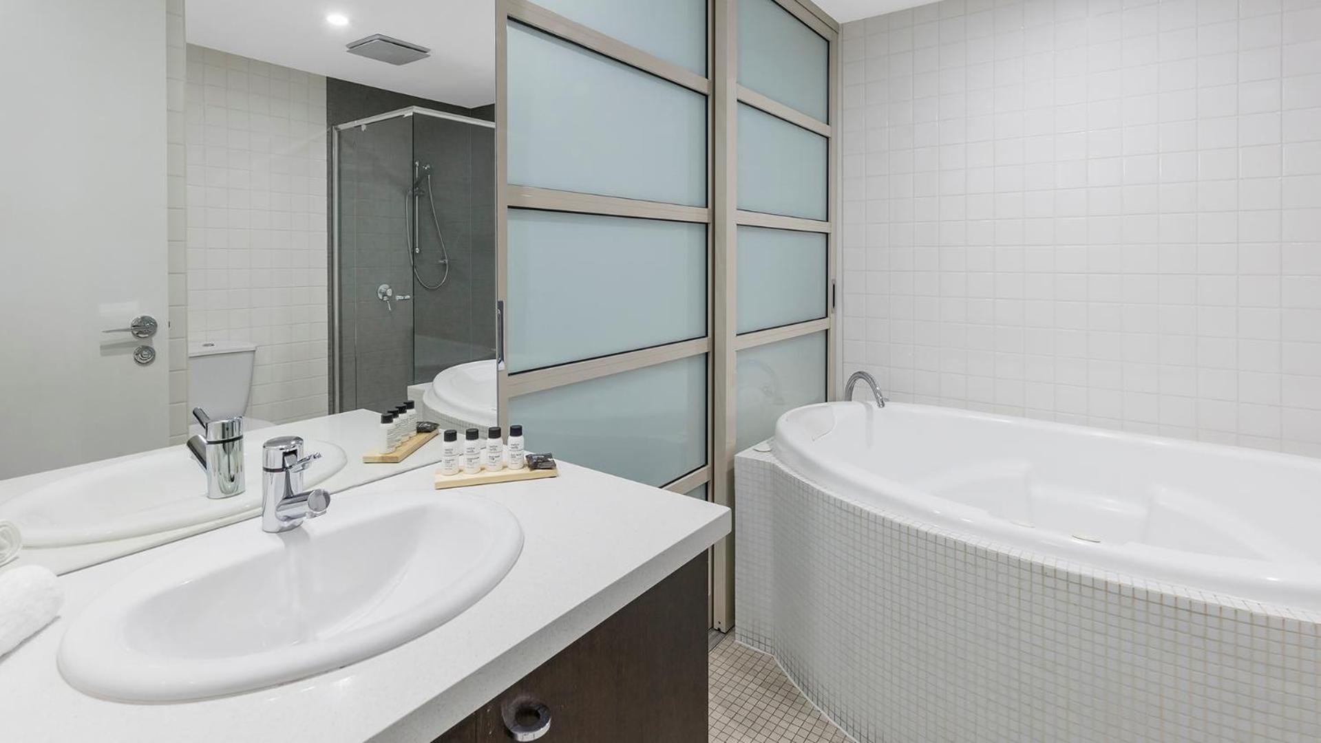 Executive One-Bedroom Apartment - Photo 8