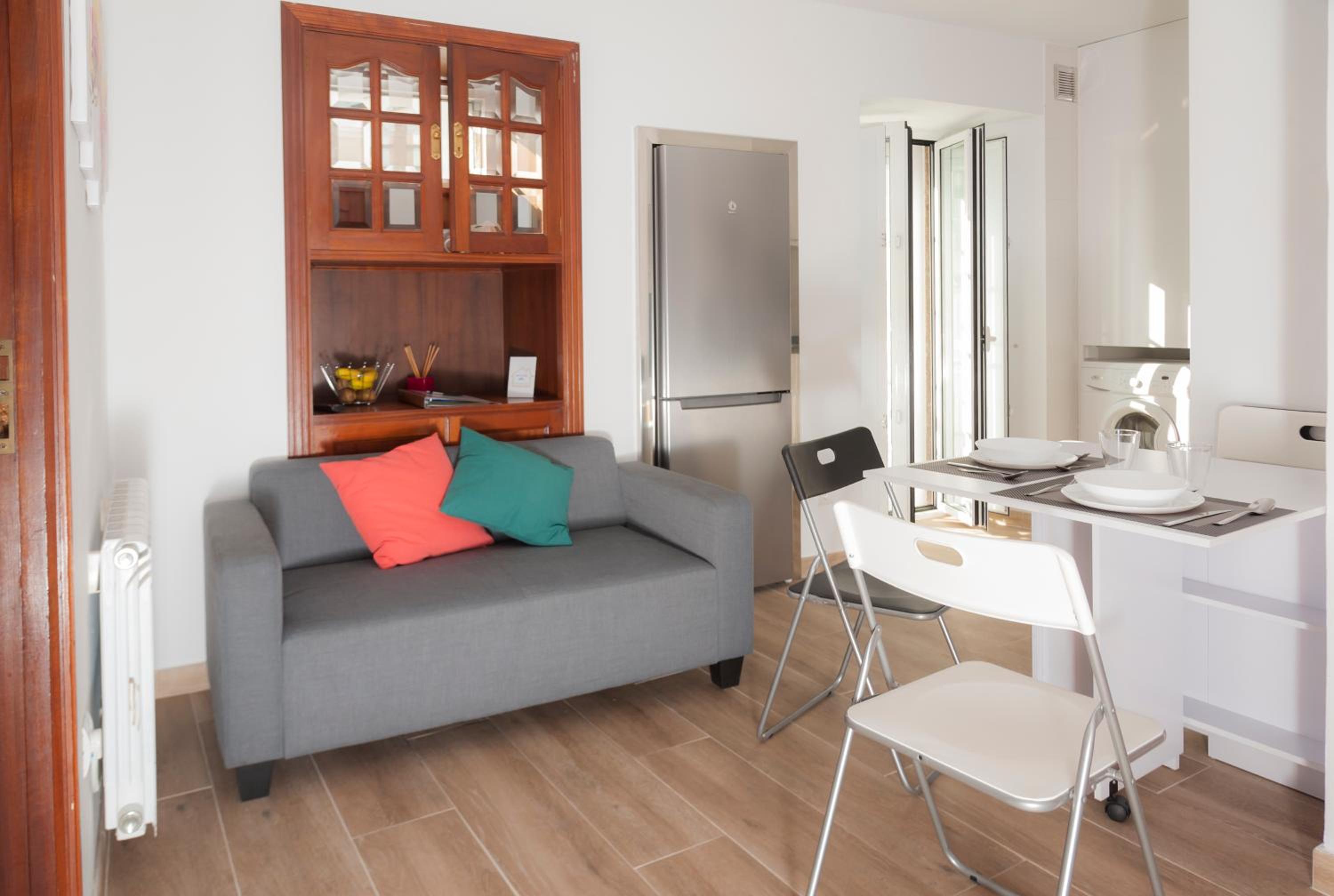 Apartment - Split Level - Photo 1