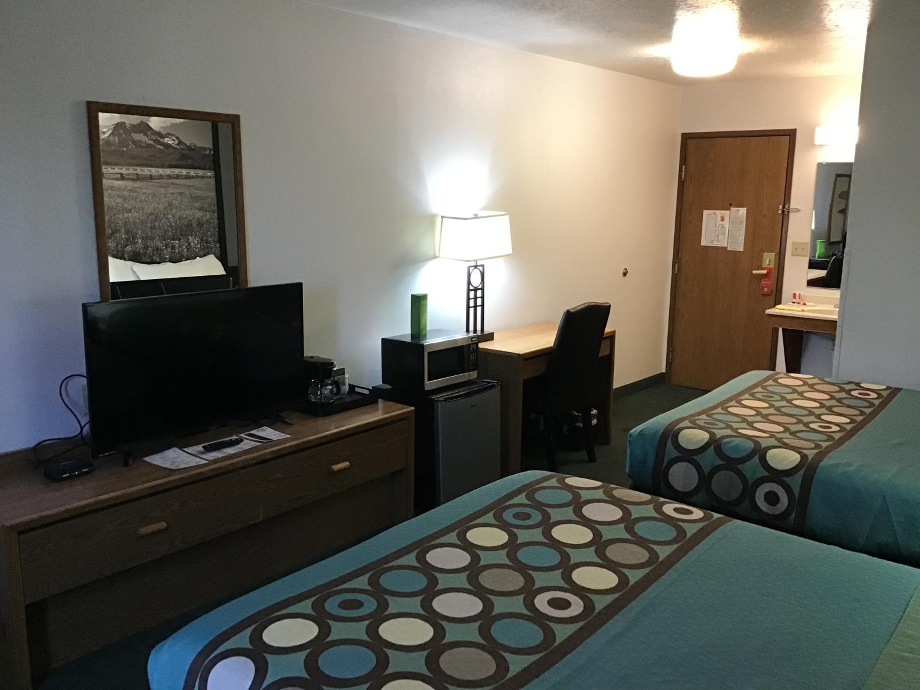 Queen Room with Two Queen Beds - Non-Smoking photo 3